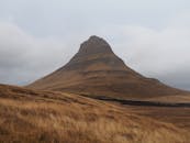 在多云天空的映衬下，柯克朱菲尔山的壮丽景色非常适合自然爱好者