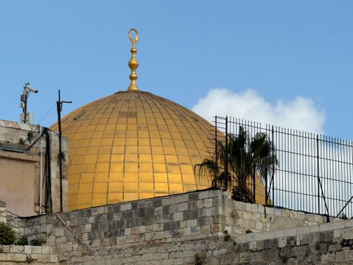 Free Golden Dome of the Rock in Jerusalem's Old City, under a clear blue sky. Stock Photo