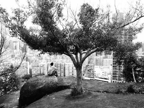 描绘内心两个小人在斗争的漫画,一个想工作,一个想玩耍