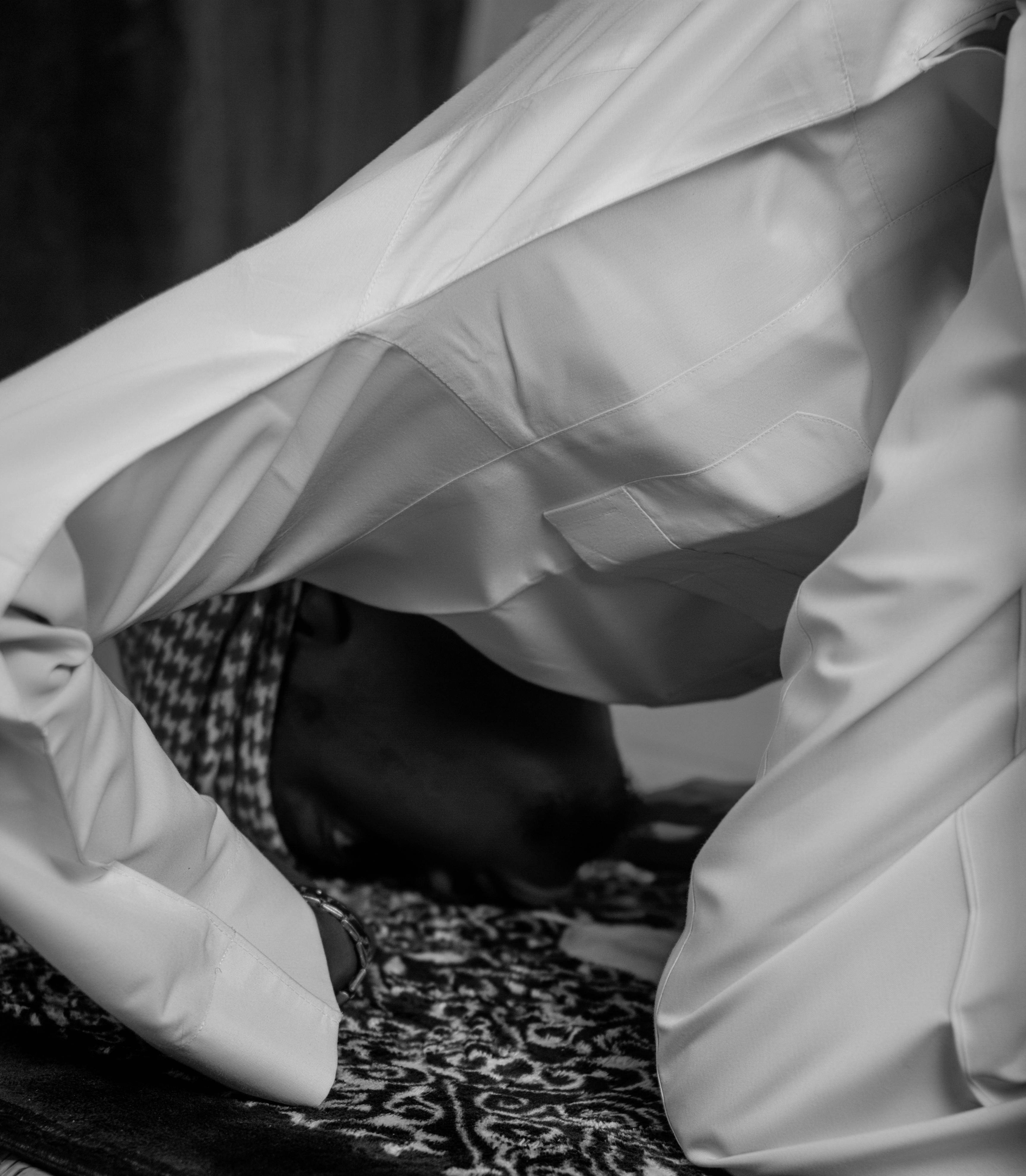 De franc Fotografia en blanc i negre d'una persona resant, que mostra devoció i espiritualitat. Foto d'estoc