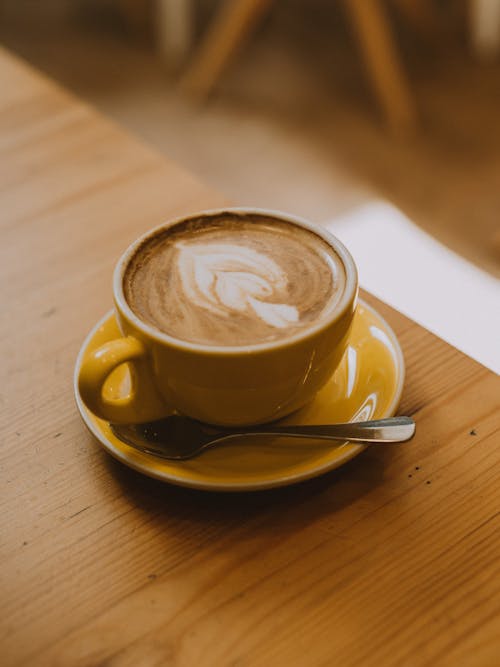 Mug Keramik Coklat Dengan Kopi Di Atas Meja Kayu Coklat