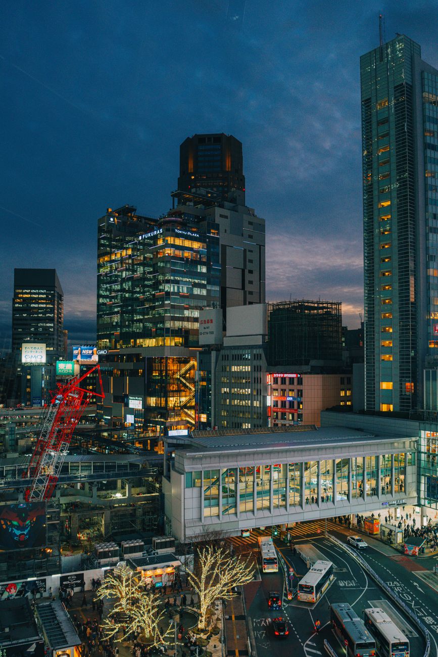 Nacht & Skyline im Anime-Look – Digitales Kunstwerk