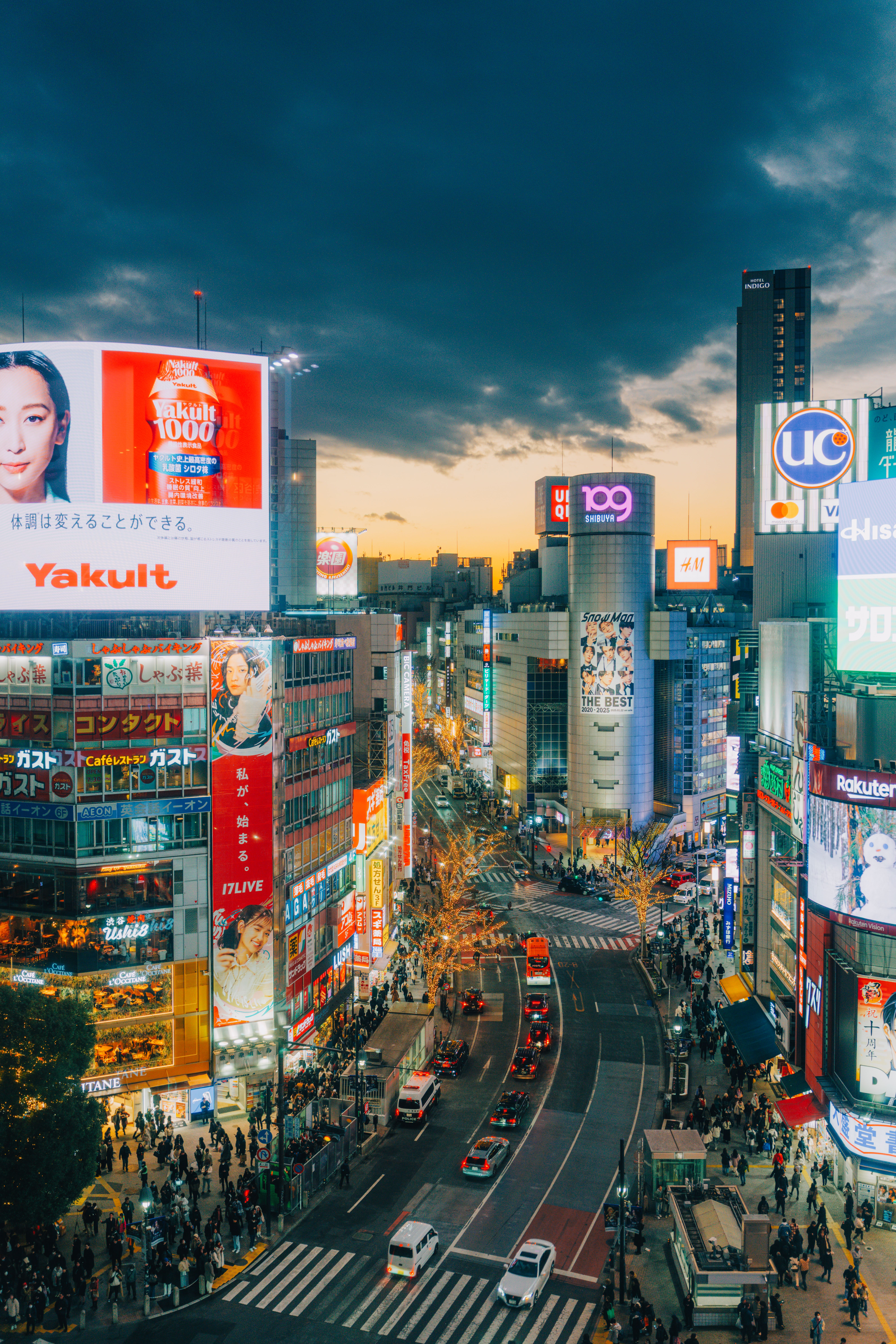 Vibrant Shibuya Crossing at Twilight in Tokyo · Free Stock Photo