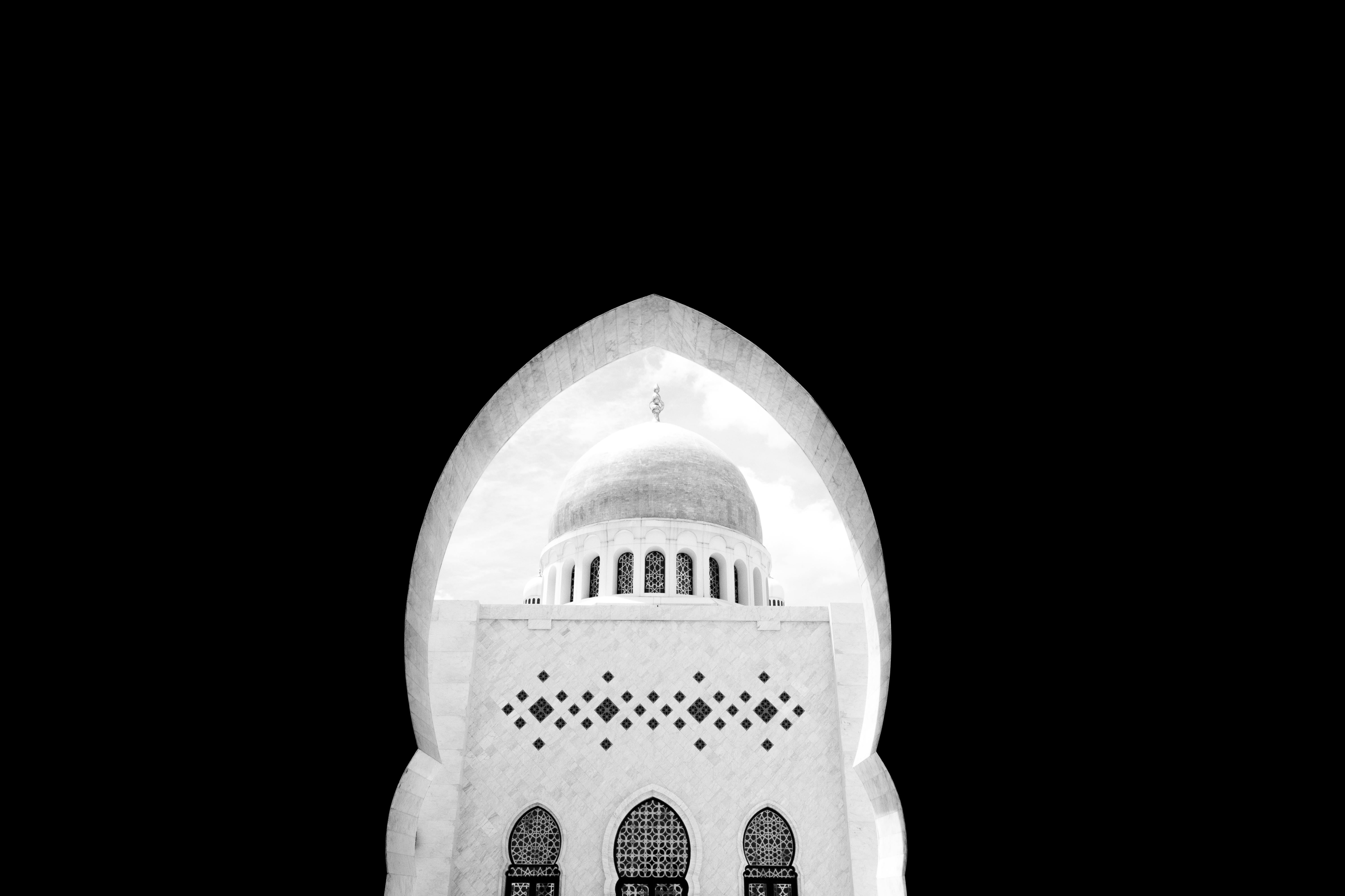 Δωρεάν Μονόχρωμη εικόνα που παρουσιάζει περίπλοκη αρχιτεκτονική τζαμιού μέσα από μια θέα από κλειδαρότρυπα. Φωτογραφία από στοκ φωτογραφιών