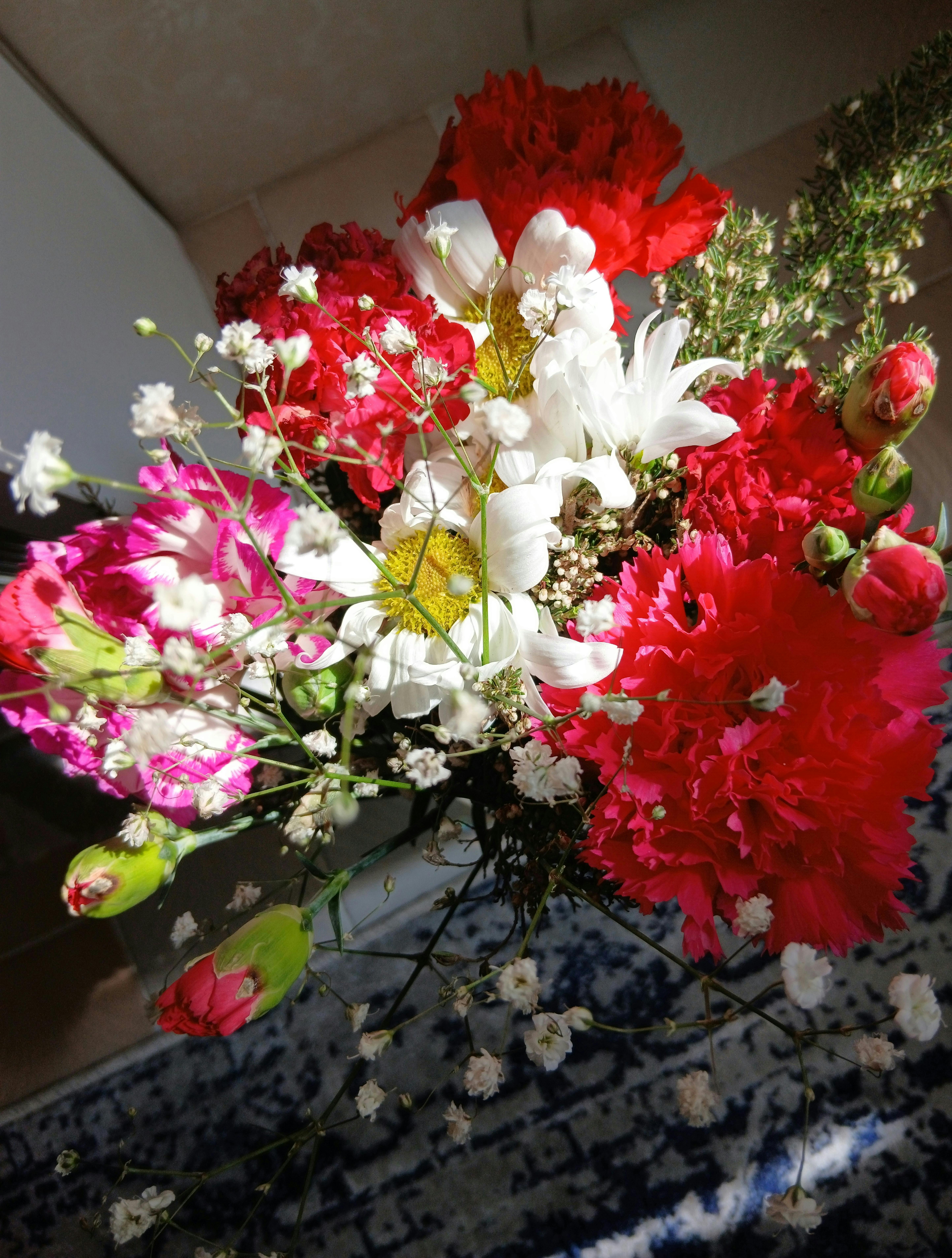 [ColoSach]-colorful-mixed-flower-bouquet-featuring-red-carnations-and-daisies-in-natural-light.