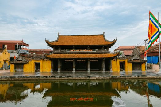 展示不同品牌充电头和手机连接,标注不同协议名称的示意图