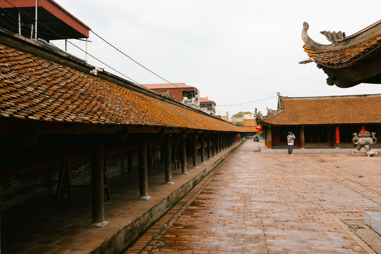 Sân trong và không gian kiến trúc nhiệt đới