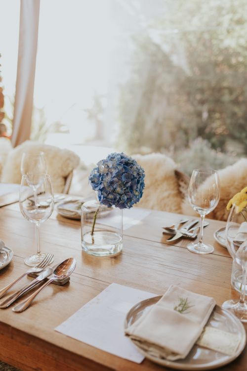 Free A sophisticated table setting with a stunning blue hydrangea centerpiece, offering a touch of elegance and charm. Stock Photo