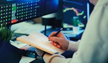 Analyzing Financial Data on Multiple Screens