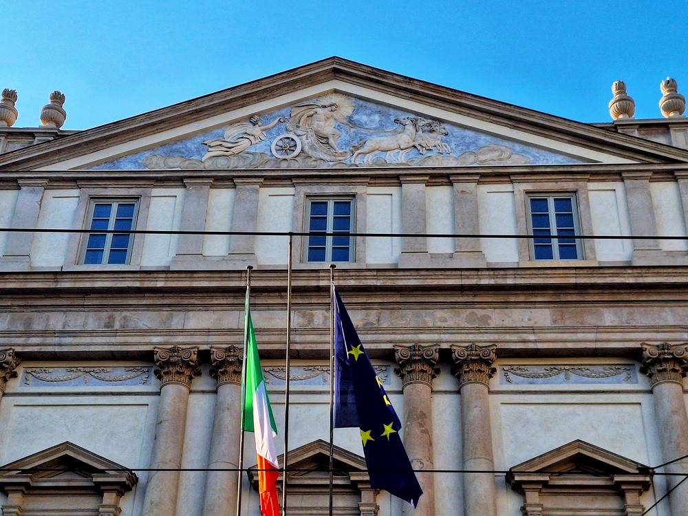 Fațada teatrului La Scala din Milano, cu steaguri