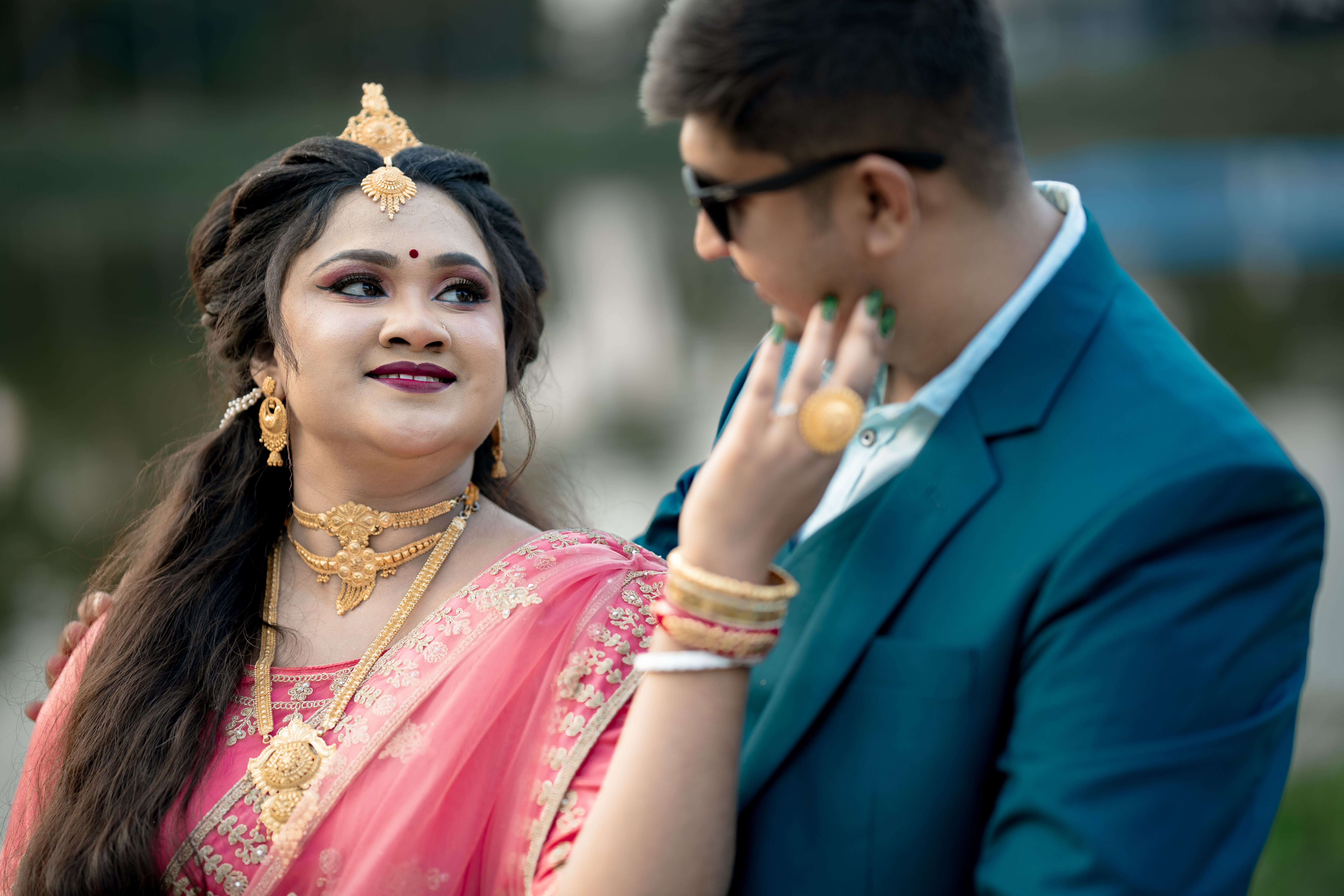 Kostenlos Ein lächelndes indisches Paar in traditioneller Kleidung feiert draußen voller Glück und Liebe seinen Hochzeitstag. Stock-Foto