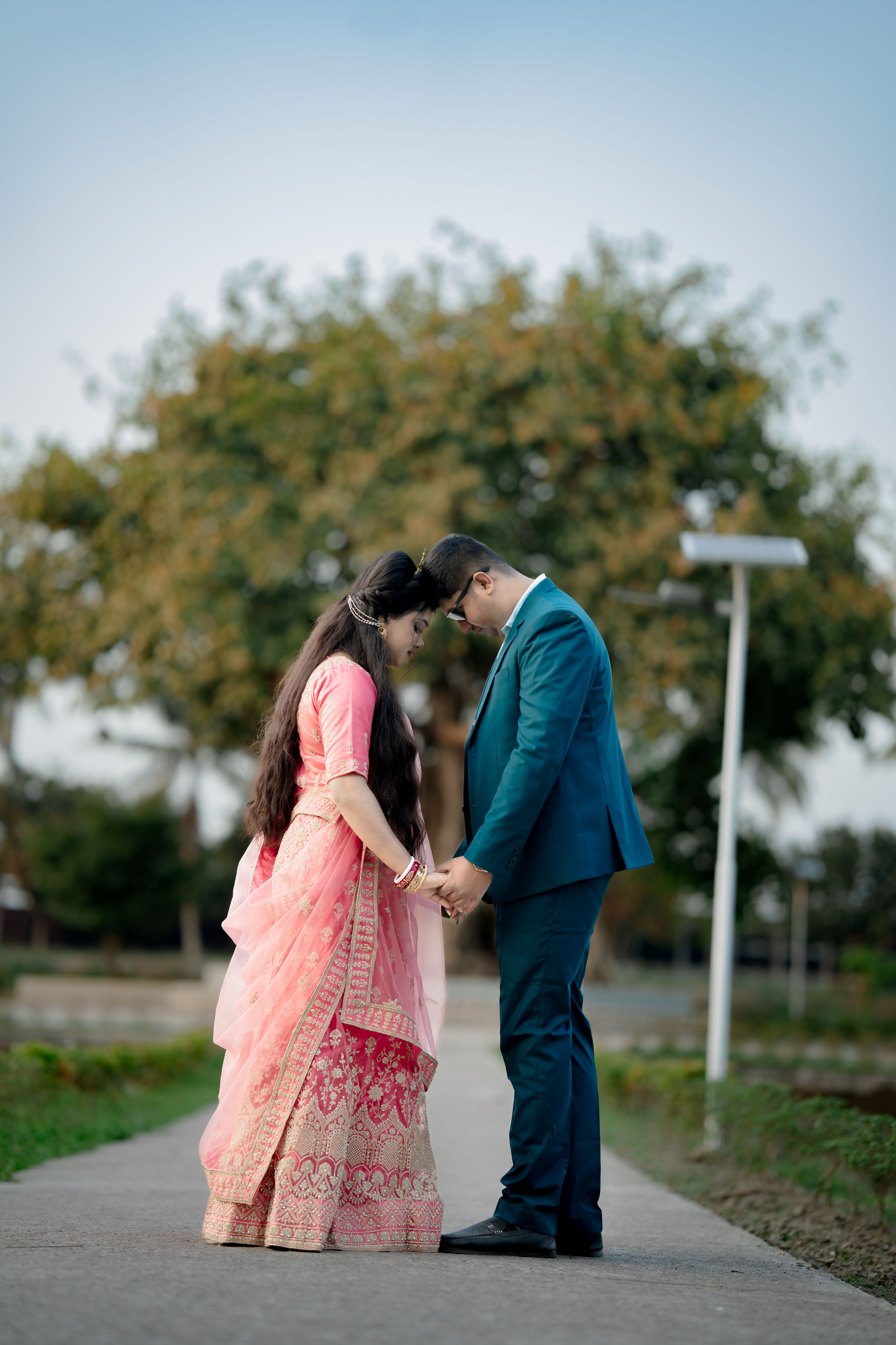 Kostenlos Ein Paar in traditioneller Kleidung teilt einen zärtlichen Moment im Freien, der die Liebe symbolisiert. Stock-Foto