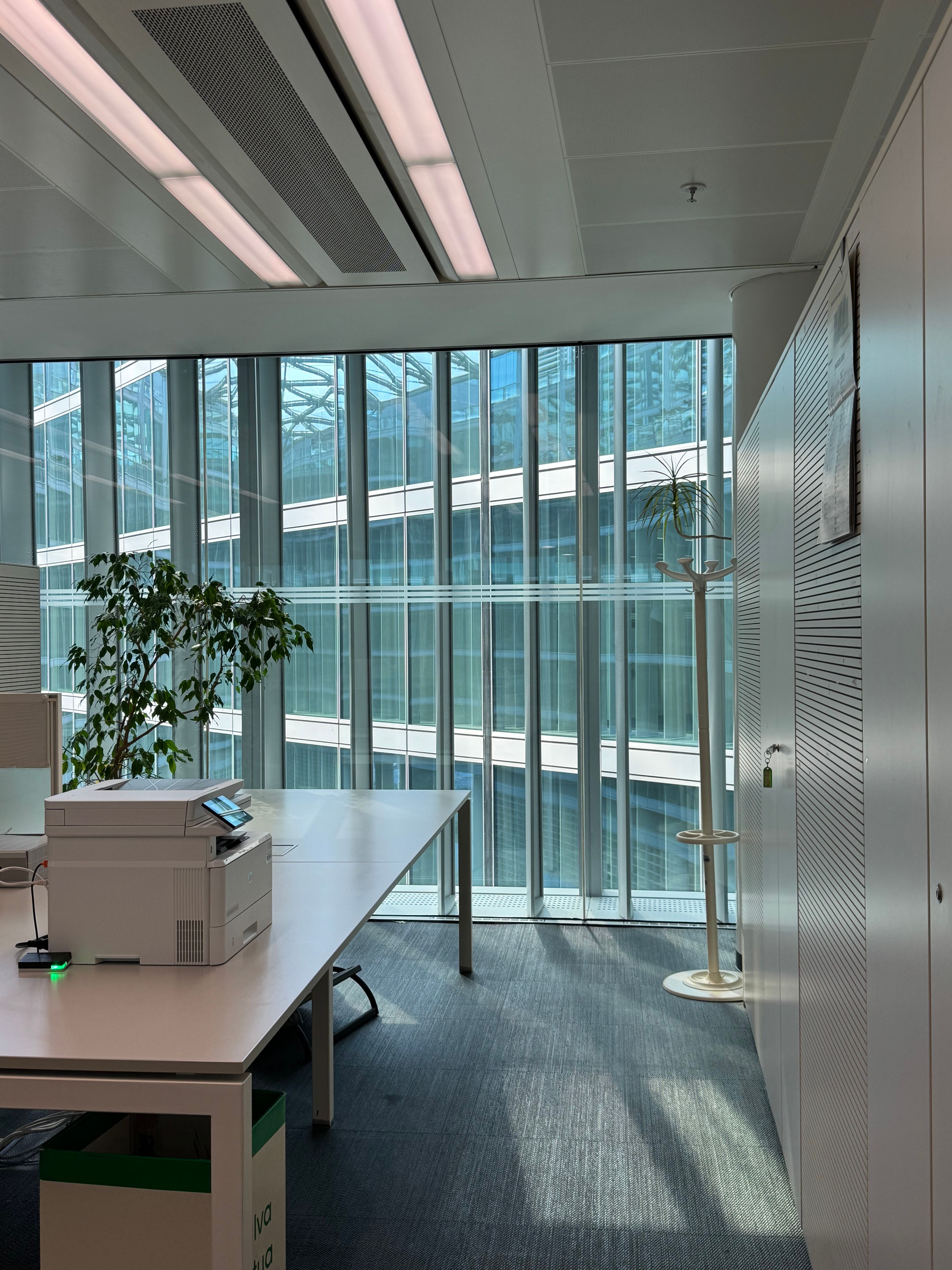 Ambiente di lavoro professionale con luce naturale