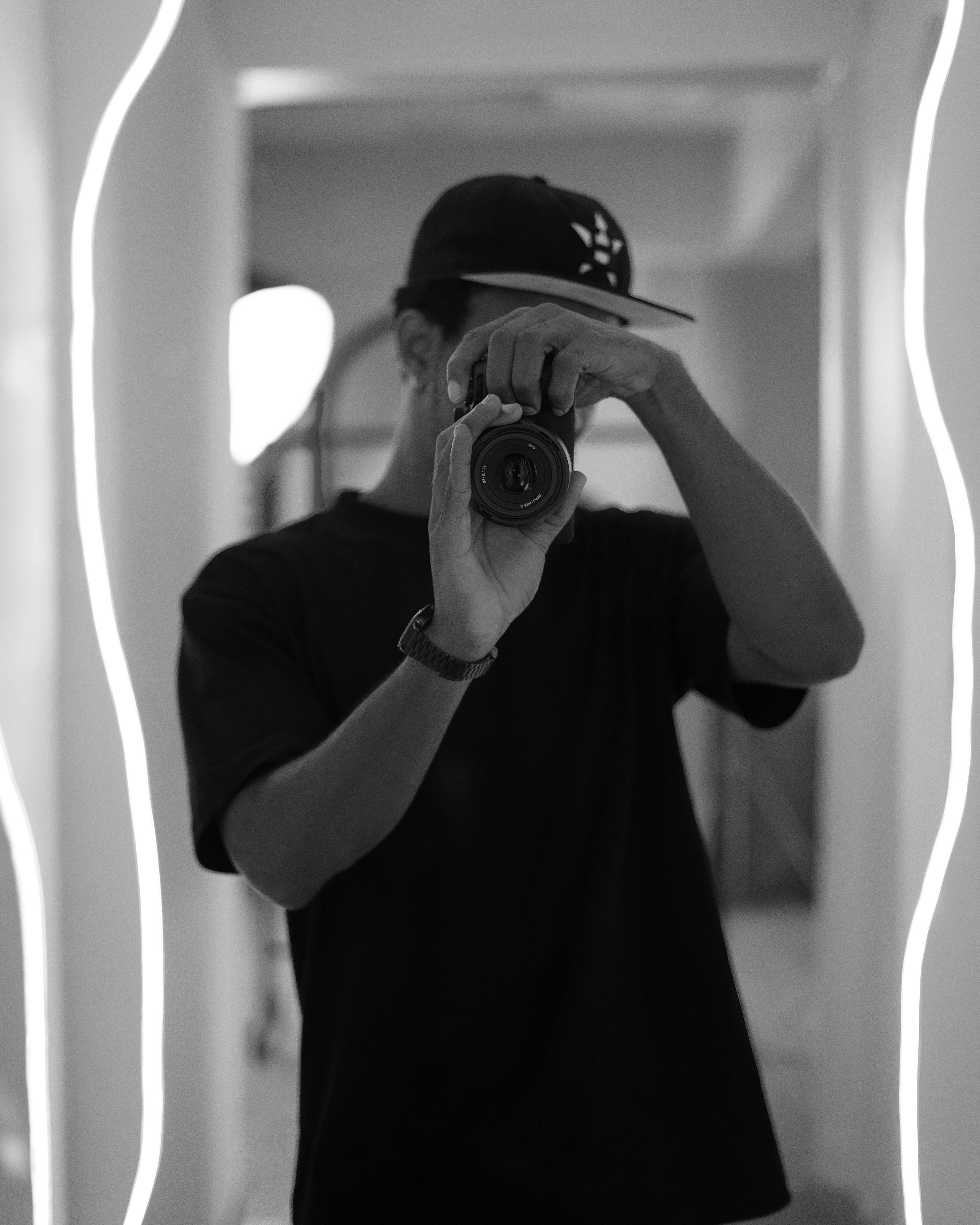 Gratis Autoritratto artistico di un fotografo in bianco e nero. Foto a disposizione