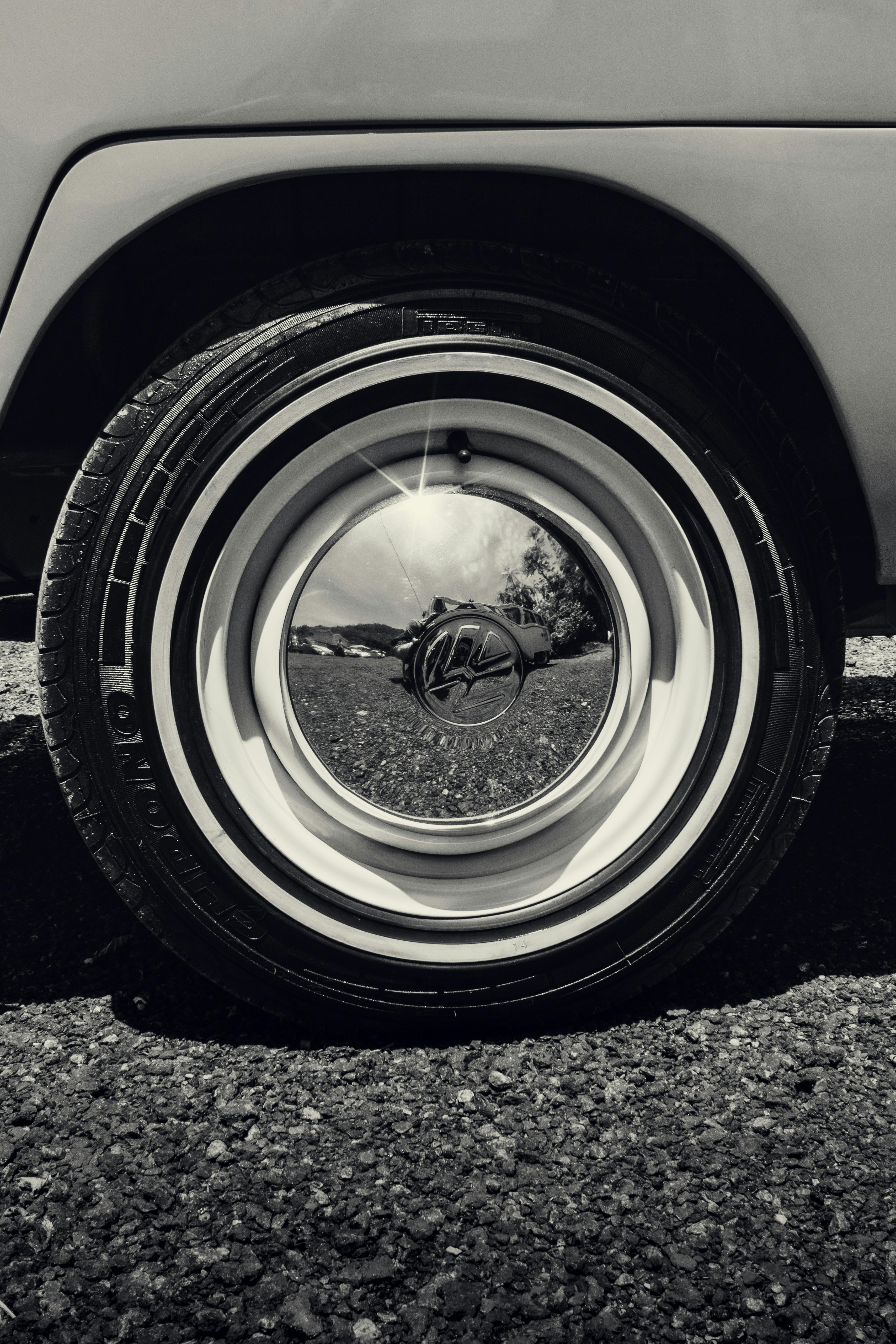 Gratuit Roue Volkswagen classique avec reflets, photographiée en extérieur à Santa Catarina, au Brésil. Photos