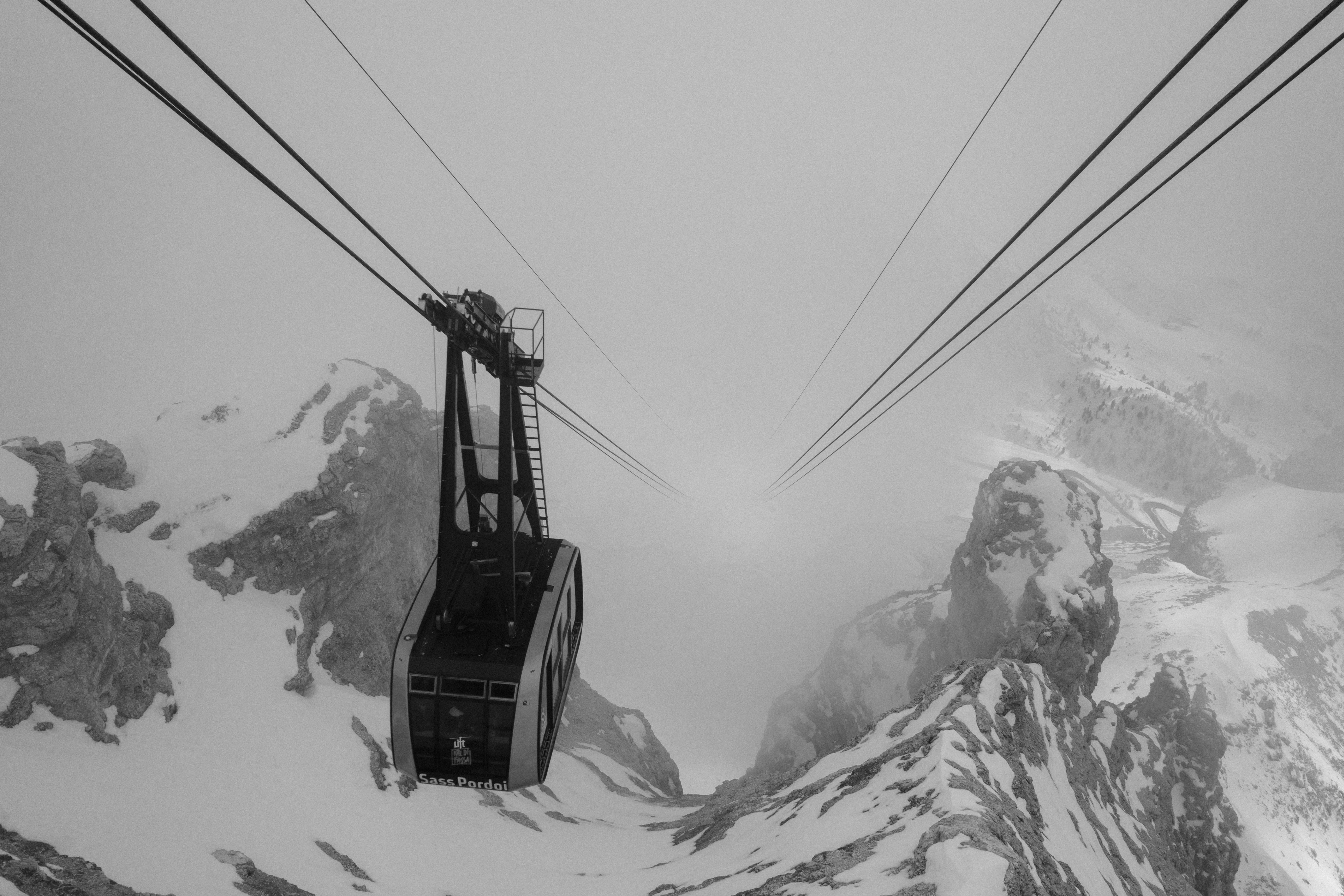 Ücretsiz İtalya'daki karlı Dolomitler'e sisle örtülü bir teleferiğin muhteşem manzarası. Stok Fotoğraflar