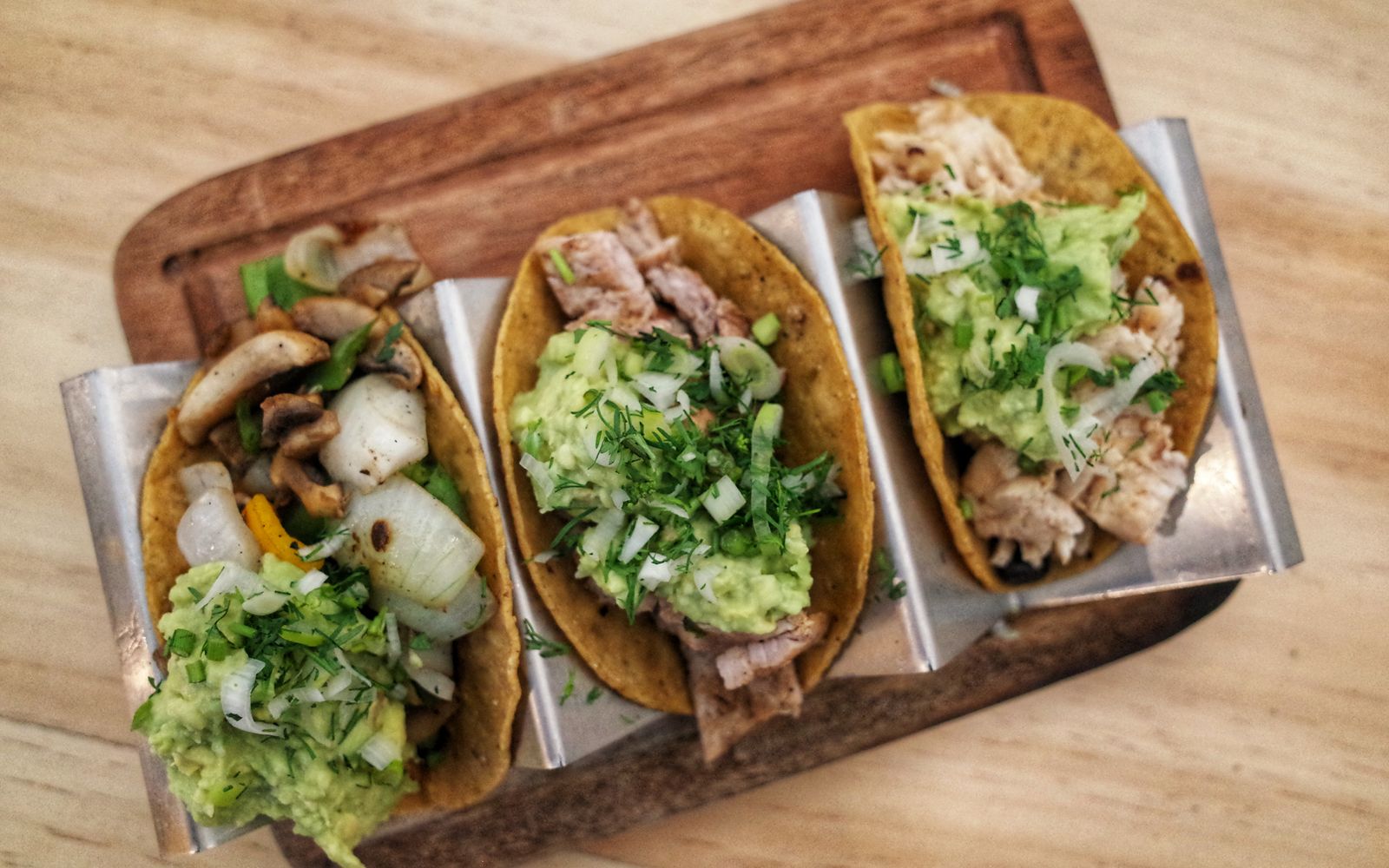 Foto de Tacos de carne com feijão refrito, pico de gallo e guacamole