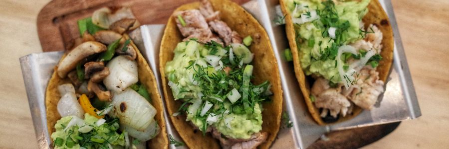 Foto de Tacos de carne com feijão refrito, pico de gallo e guacamole
