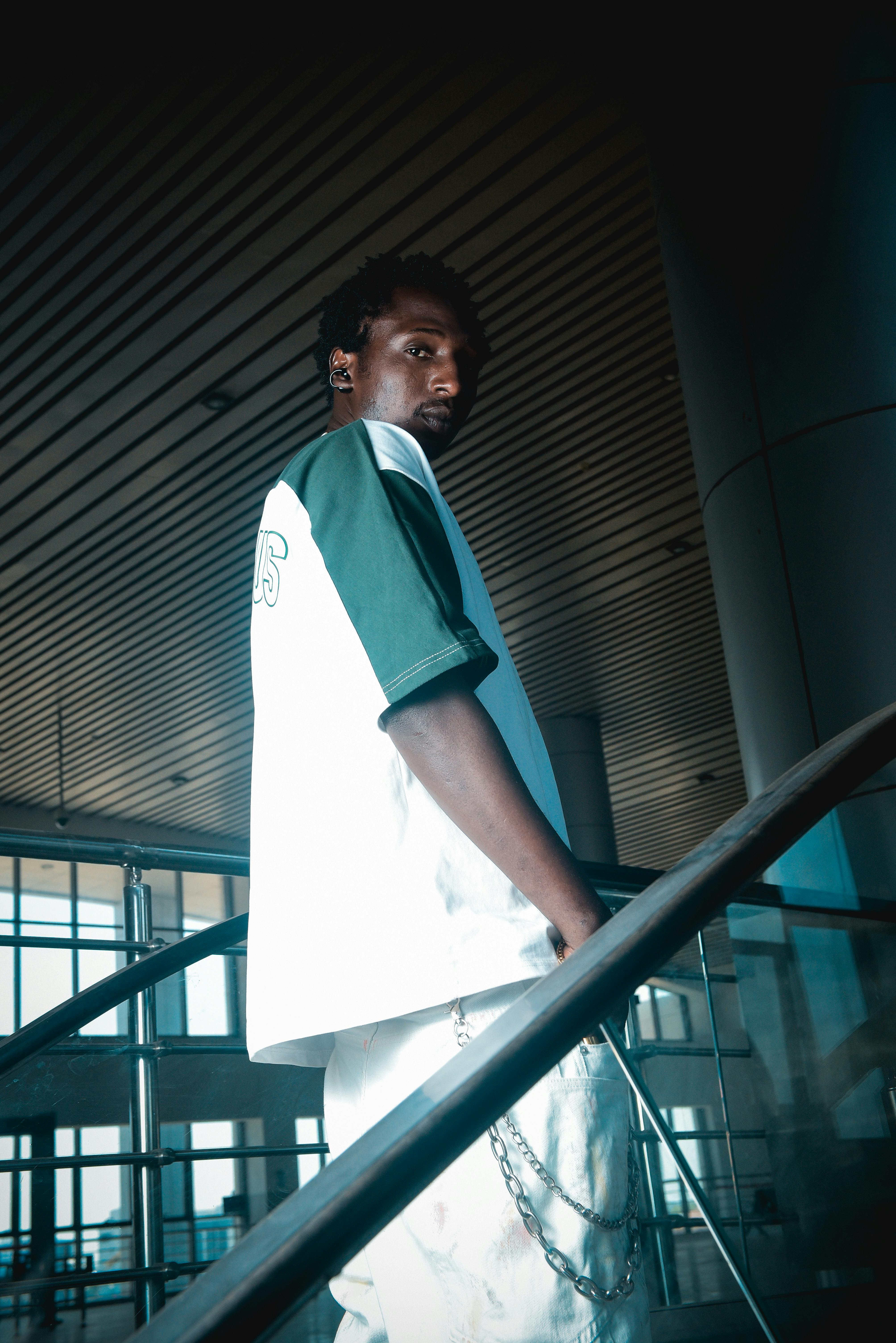 Δωρεάν Ένα μοντέρνο άτομο σε ένα μοντέρνο εσωτερικό περιβάλλον, που αναδεικνύει το στυλ και τη στάση του σώματος. Φωτογραφία από στοκ φωτογραφιών