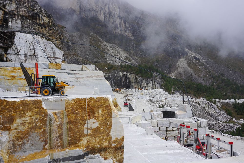 Carierele de marmură de la Carrara, în munții din Toscana