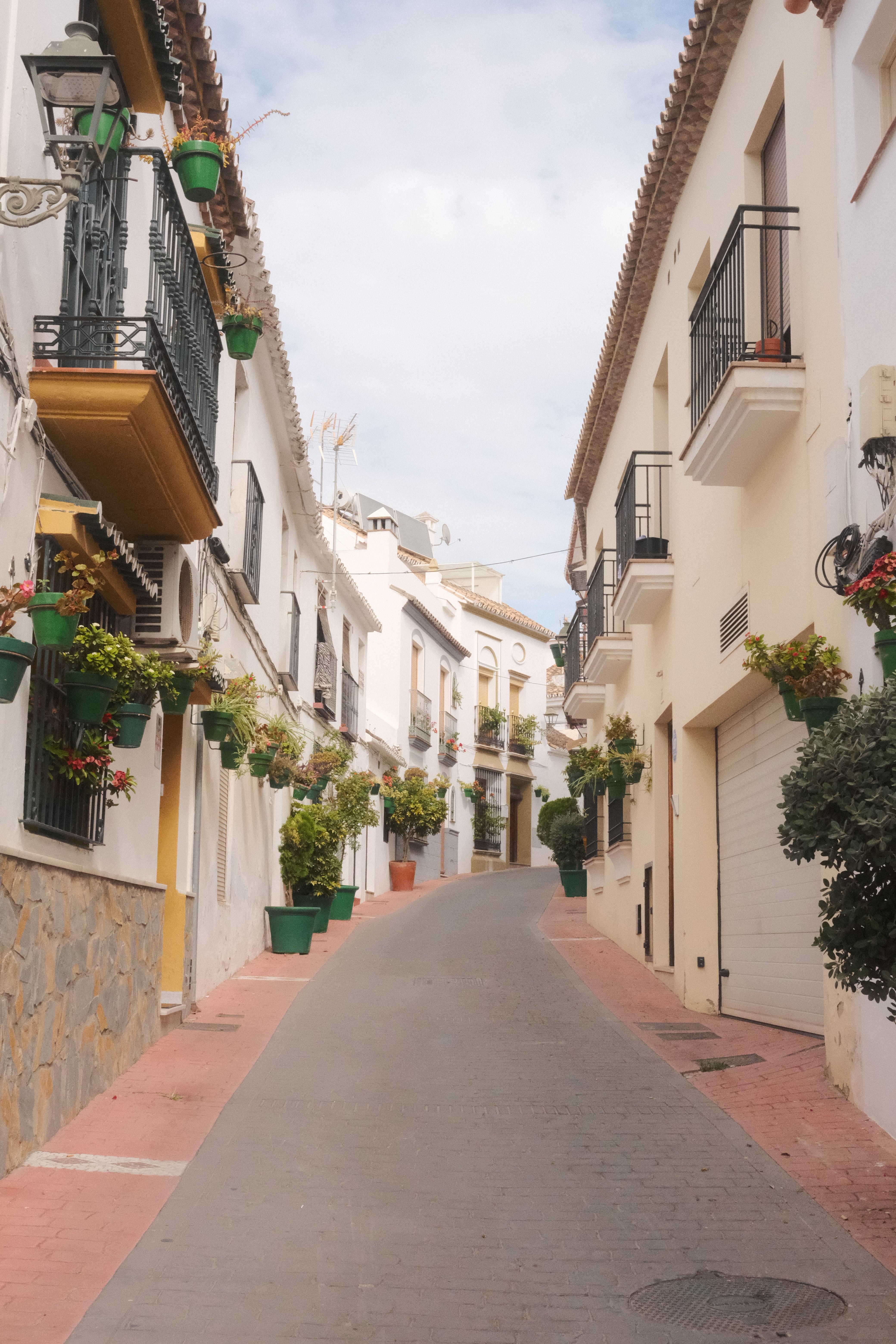 Calle de Estepona como ilustración general de la zona, no de las obras de El Carmen