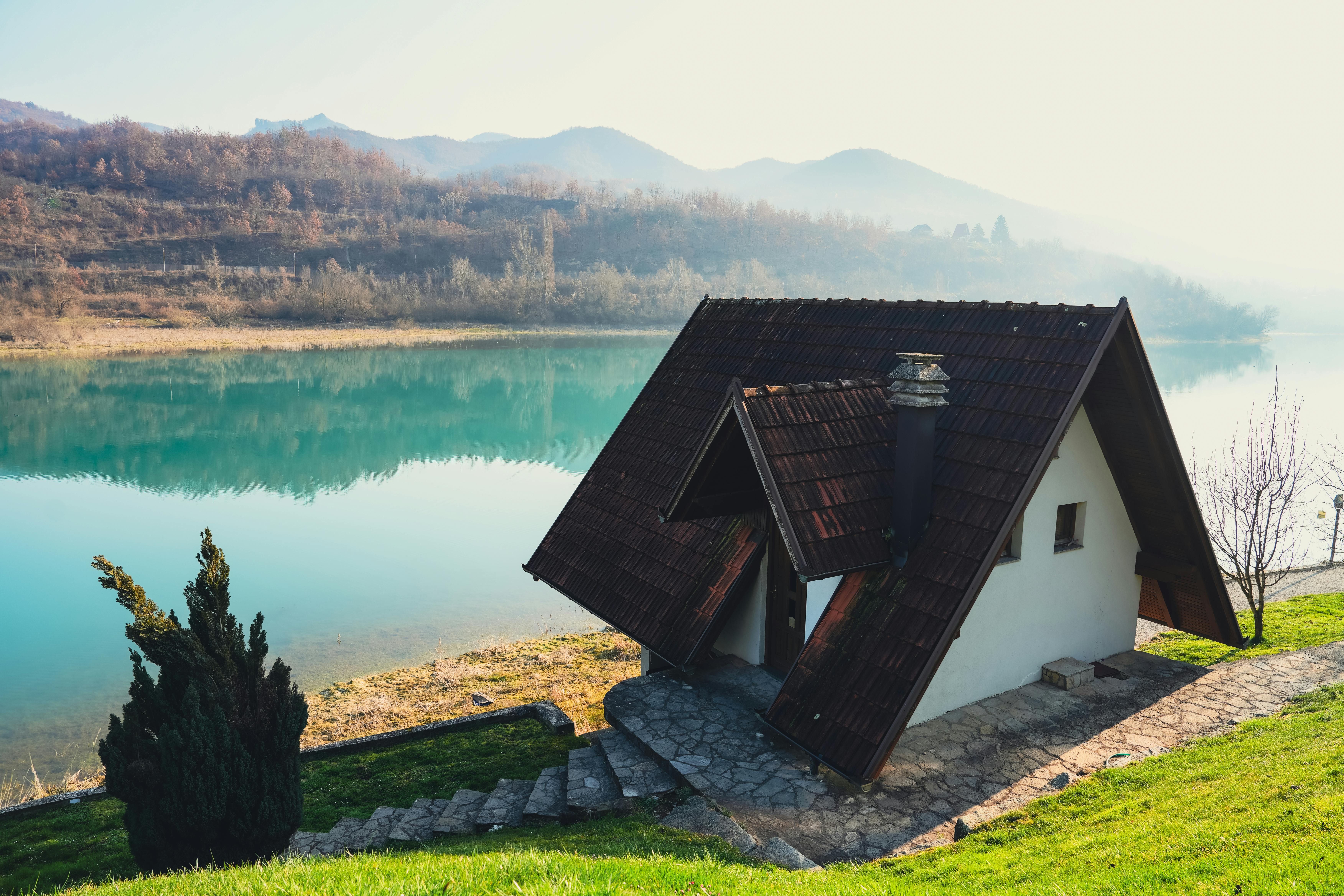 Charmante maison en forme de A au bord d'un lac paisible en Bosnie, entourée par la nature.