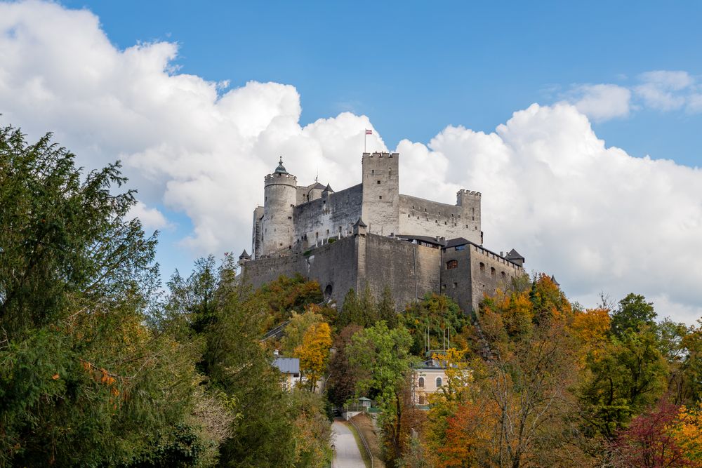 Fortăreața Hohensalzburg pe dealul său, deasupra orașului, în culori de toamnă