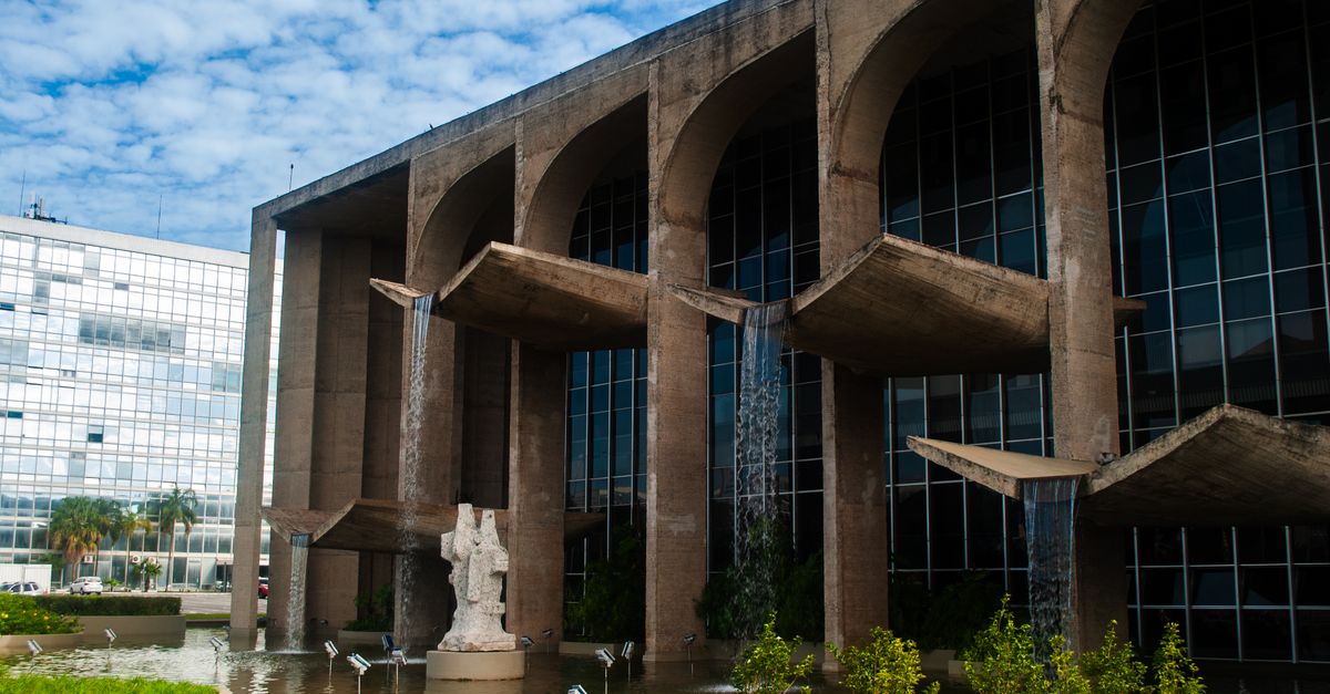 Elementos arquitetônicos de Brasília, simbolizando justiça e proteção social no Brasil