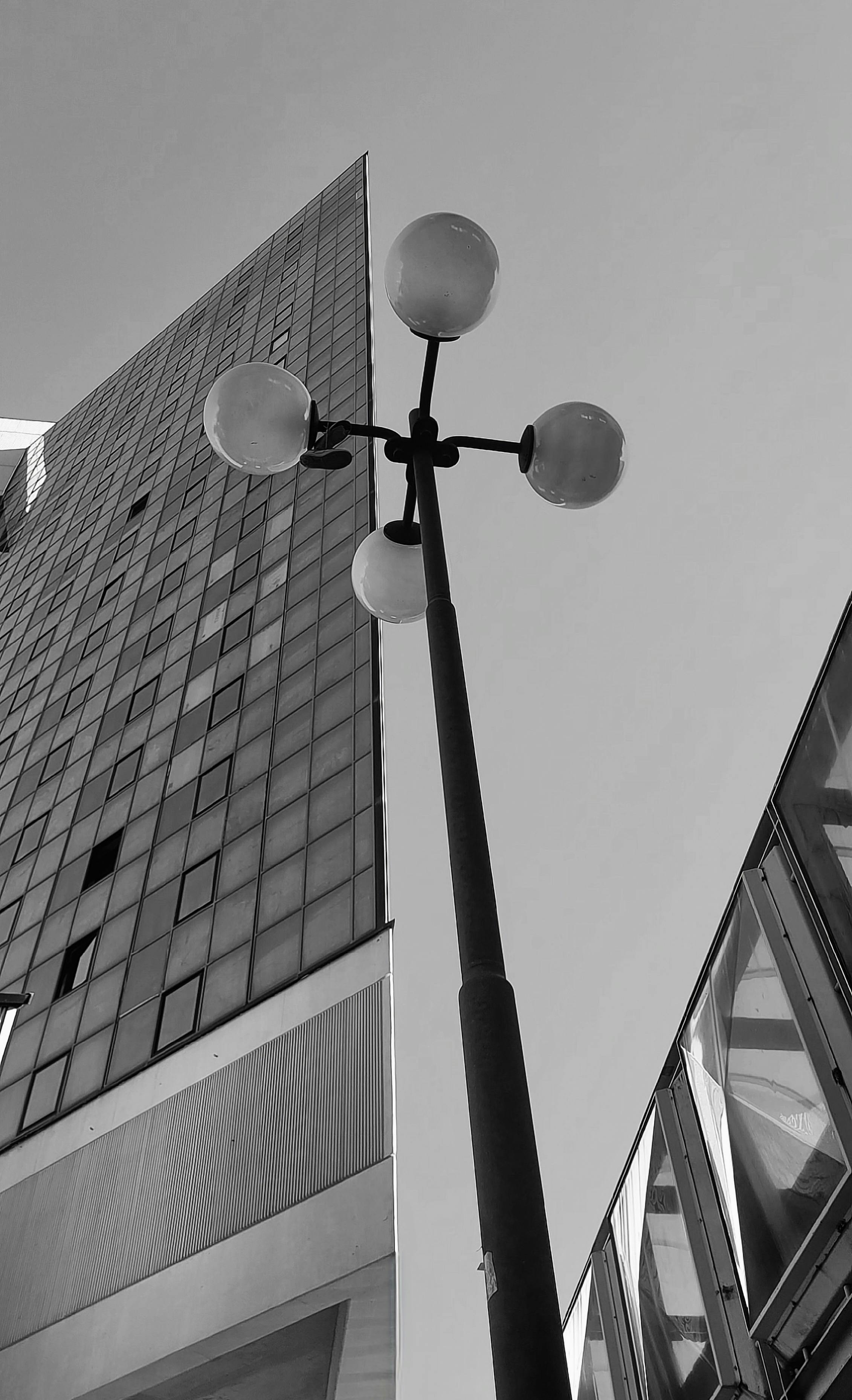 Kostenlos Schwarz-Weiß-Fotografie moderner Architektur und Straßenlaterne in Genua, Italien. Stock-Foto