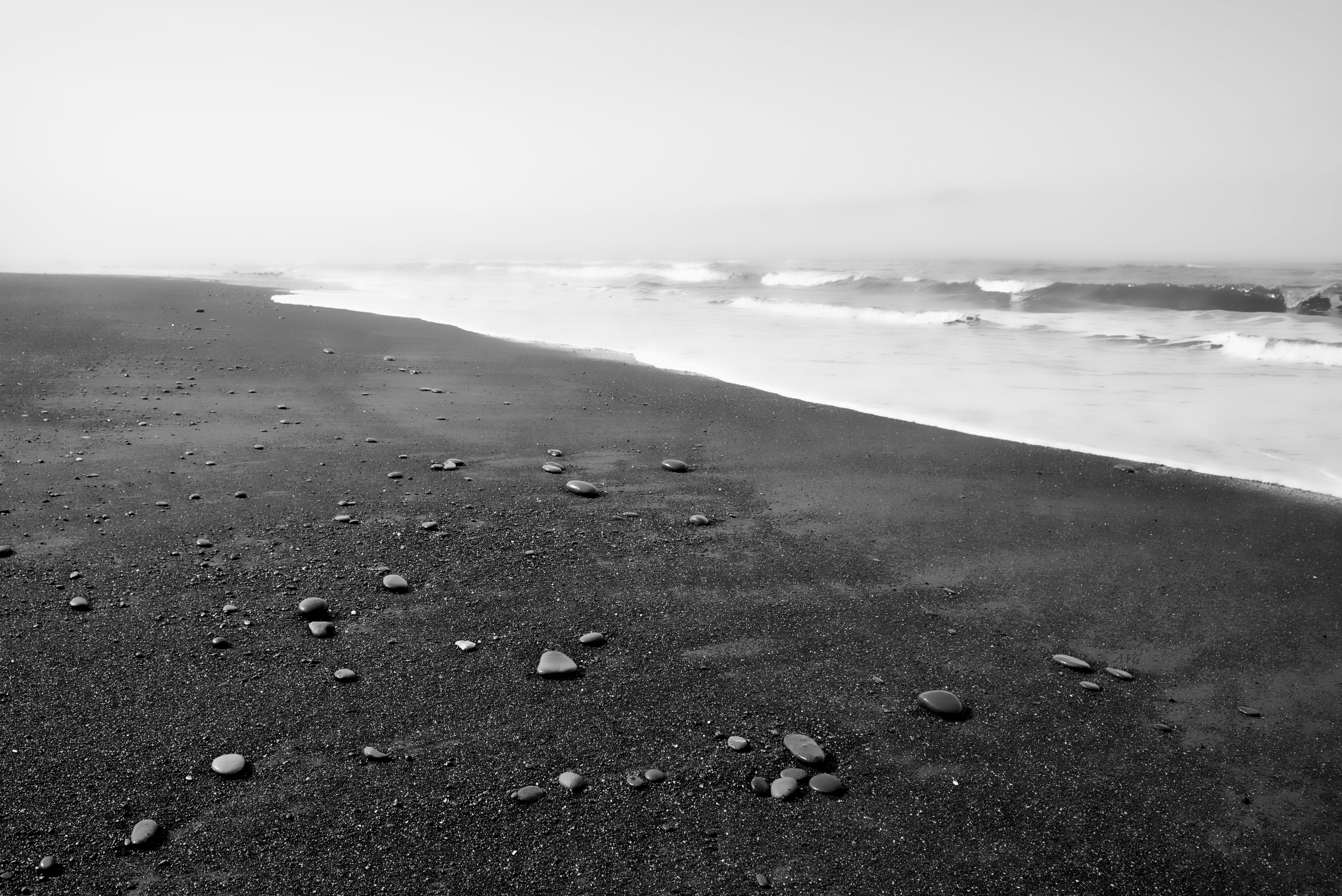 Moody Black and White Beach Scene with Waves · Free Stock Photo