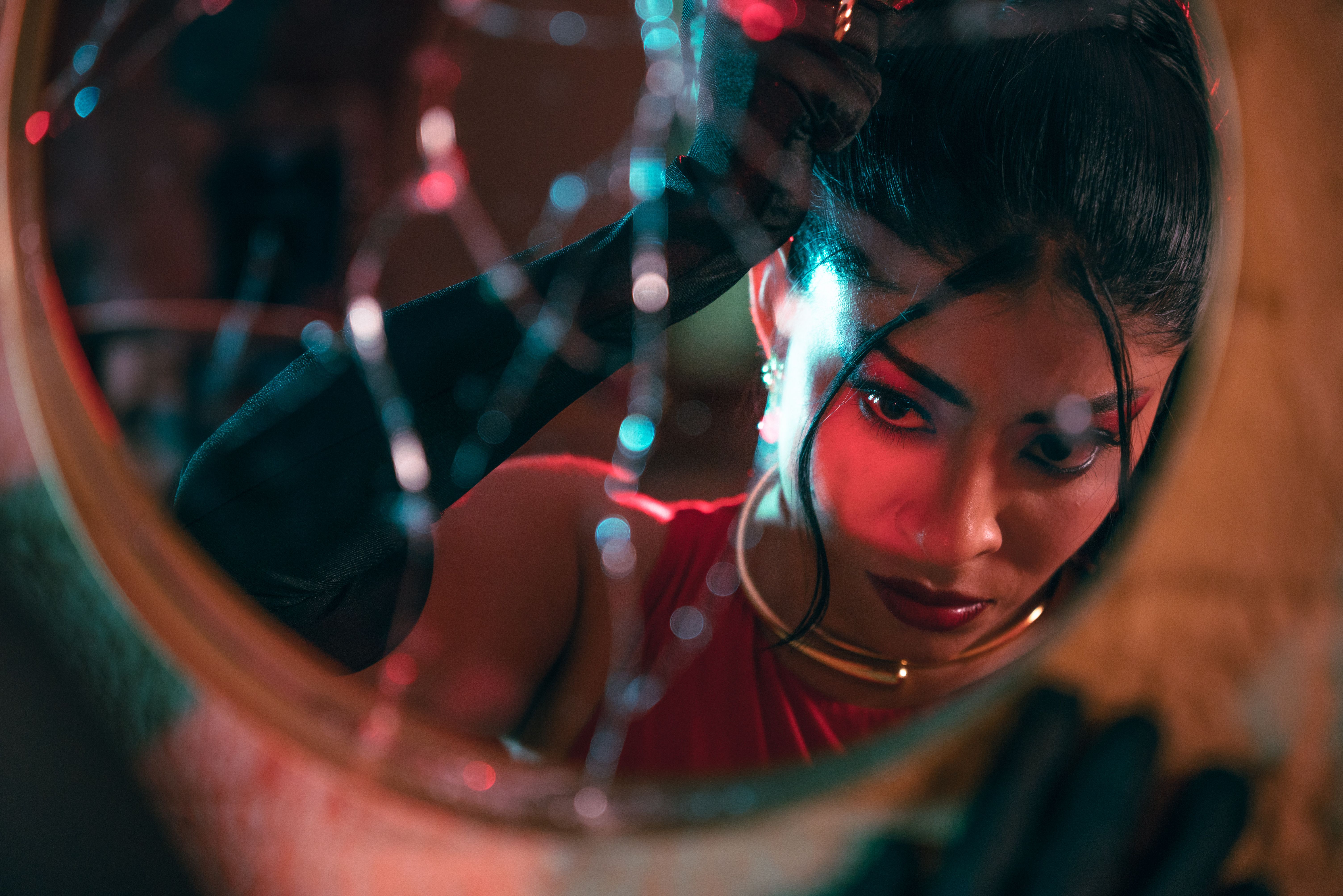 Reflexión A Través De Un Espejo Roto Con Iluminación Dramática · Foto ...