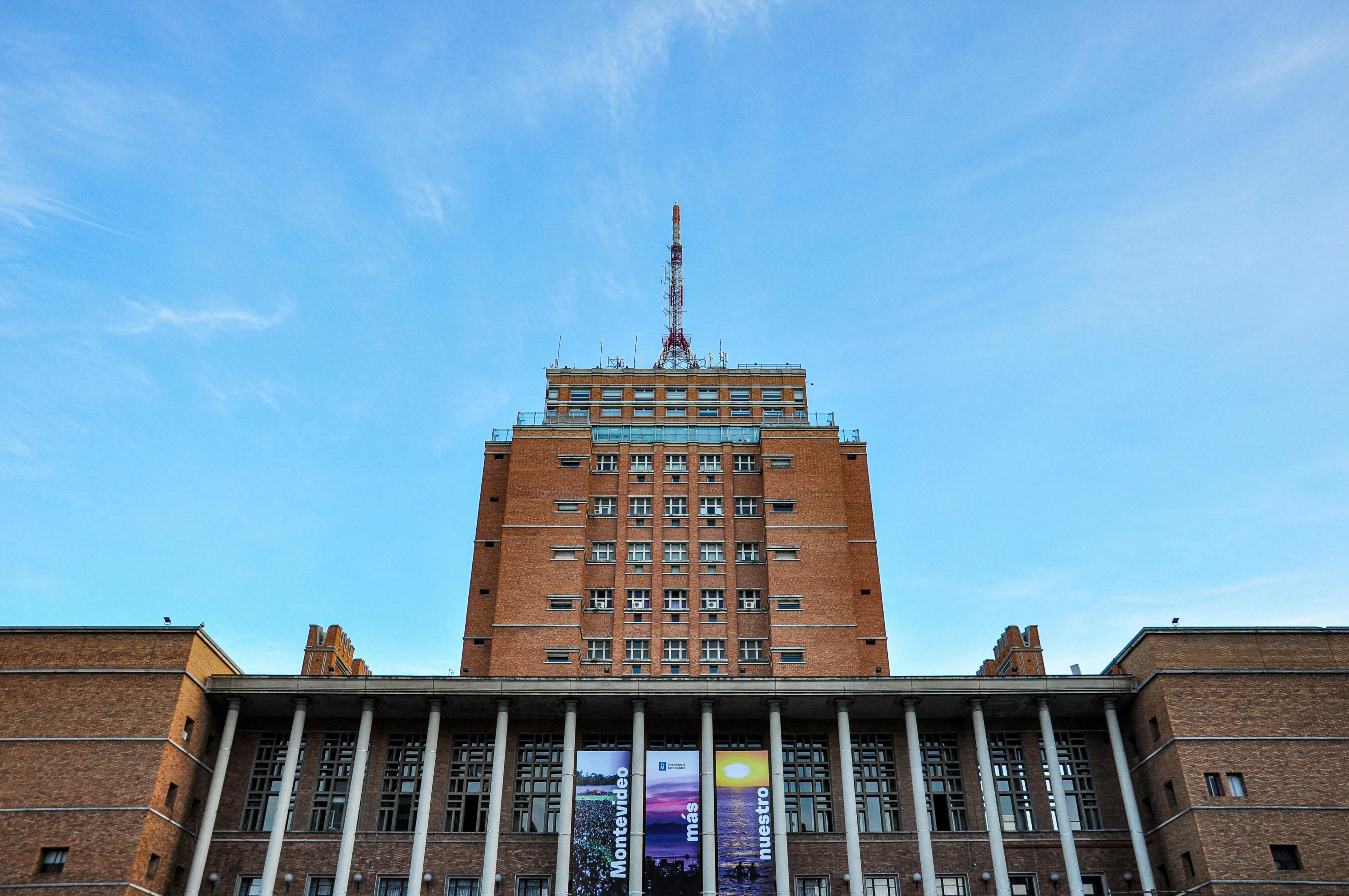 Front view of Montevideo City Hall with a clear blue sky in the background.