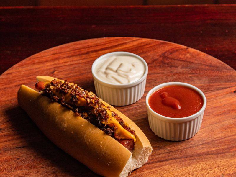 Chilli dog dengan taburan gurih dan dua saus cocolan