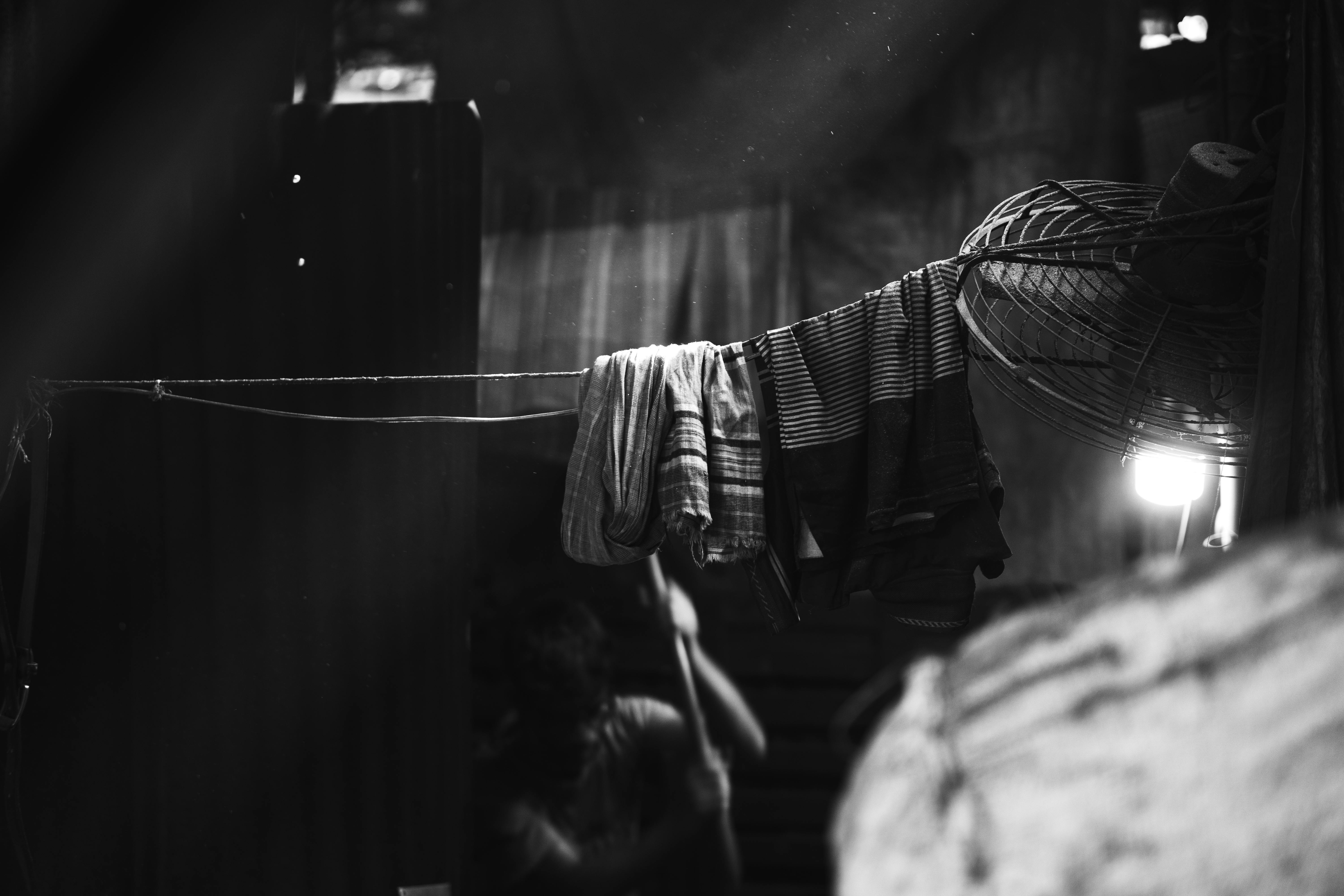 bezplatná Monochromatický městský obytný prostor s prádlem sušícím se na šňůře, zdůrazňující každodenní život. Základová fotografie