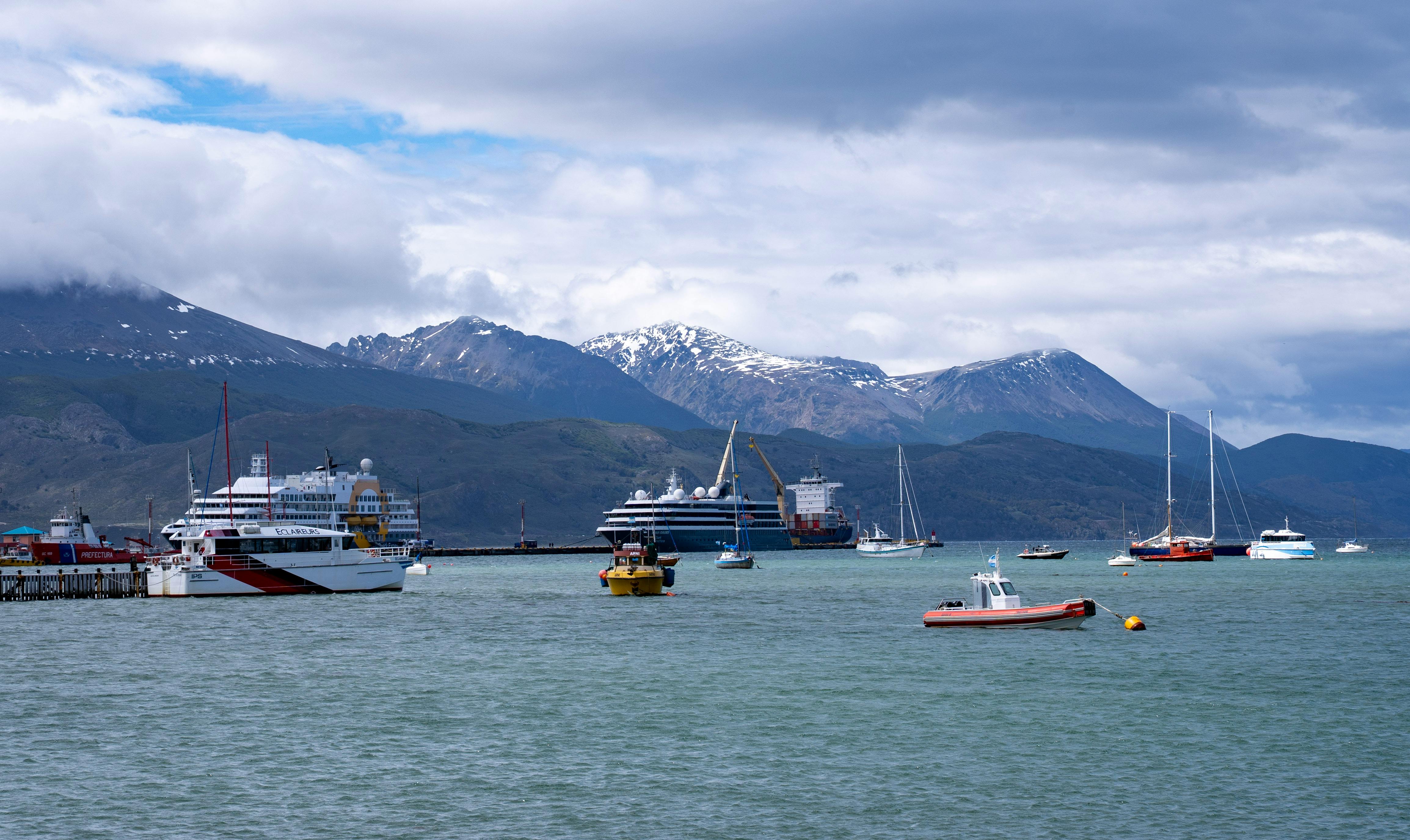 Un crucero atracado en un puerto patagónico con montañas al fondo