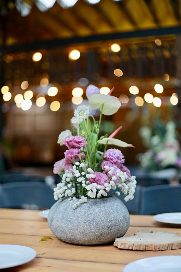 Lindo arranjo floral sobre uma mesa rústica, perfeito para casamentos.