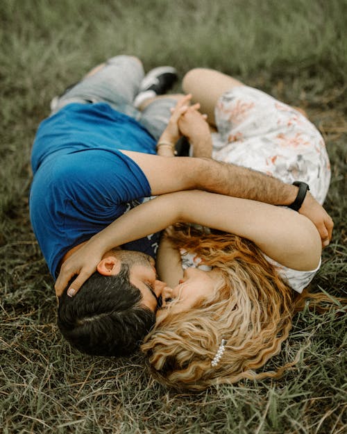 Foto De Pareja Tumbada En El Campo De Hierba