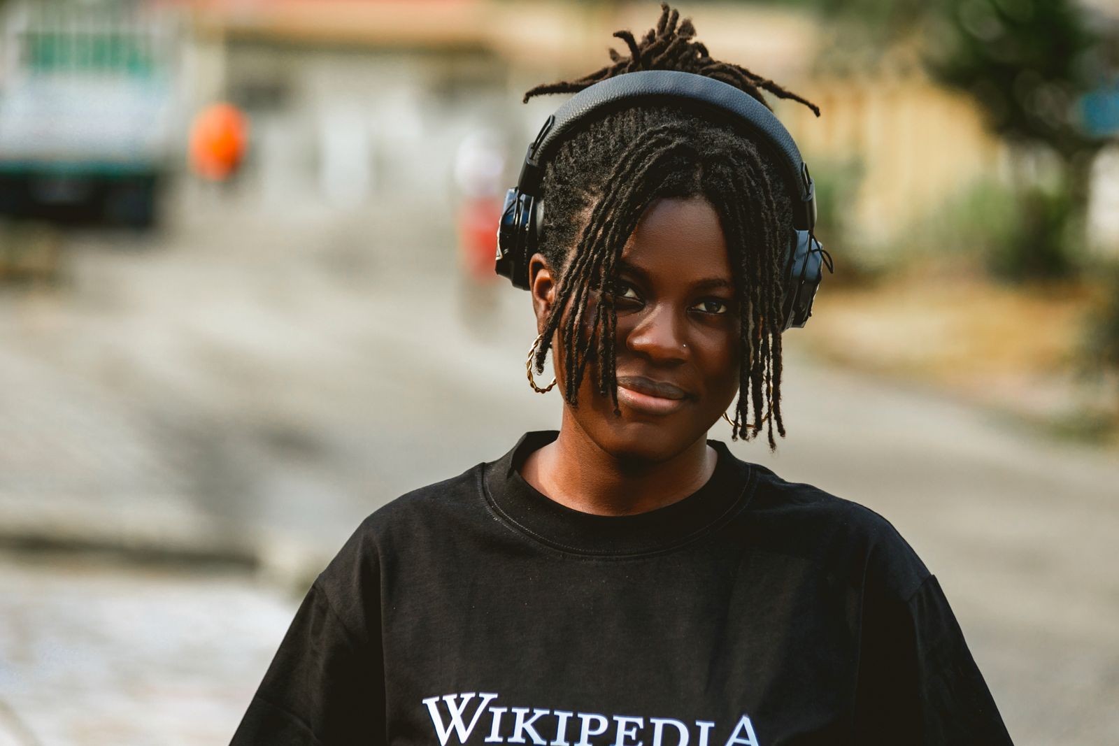 Logotipo da Wikipedia exibido em tela