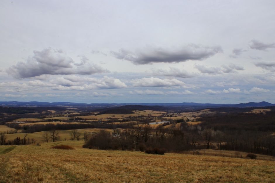 Beautiful panoramic view of the rolling hills and valleys in Delaplane, Virginia, USA.