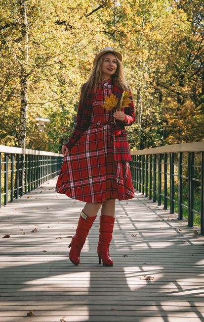 Abito a quadri e stivali alti, oggi una giornata tranquilla a camminare sulle foglie 🍂
#lookdelgiorno #stiledelgiorno #red #dress #boots