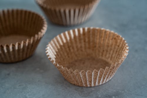 Пустые коричневые чашки для кексов