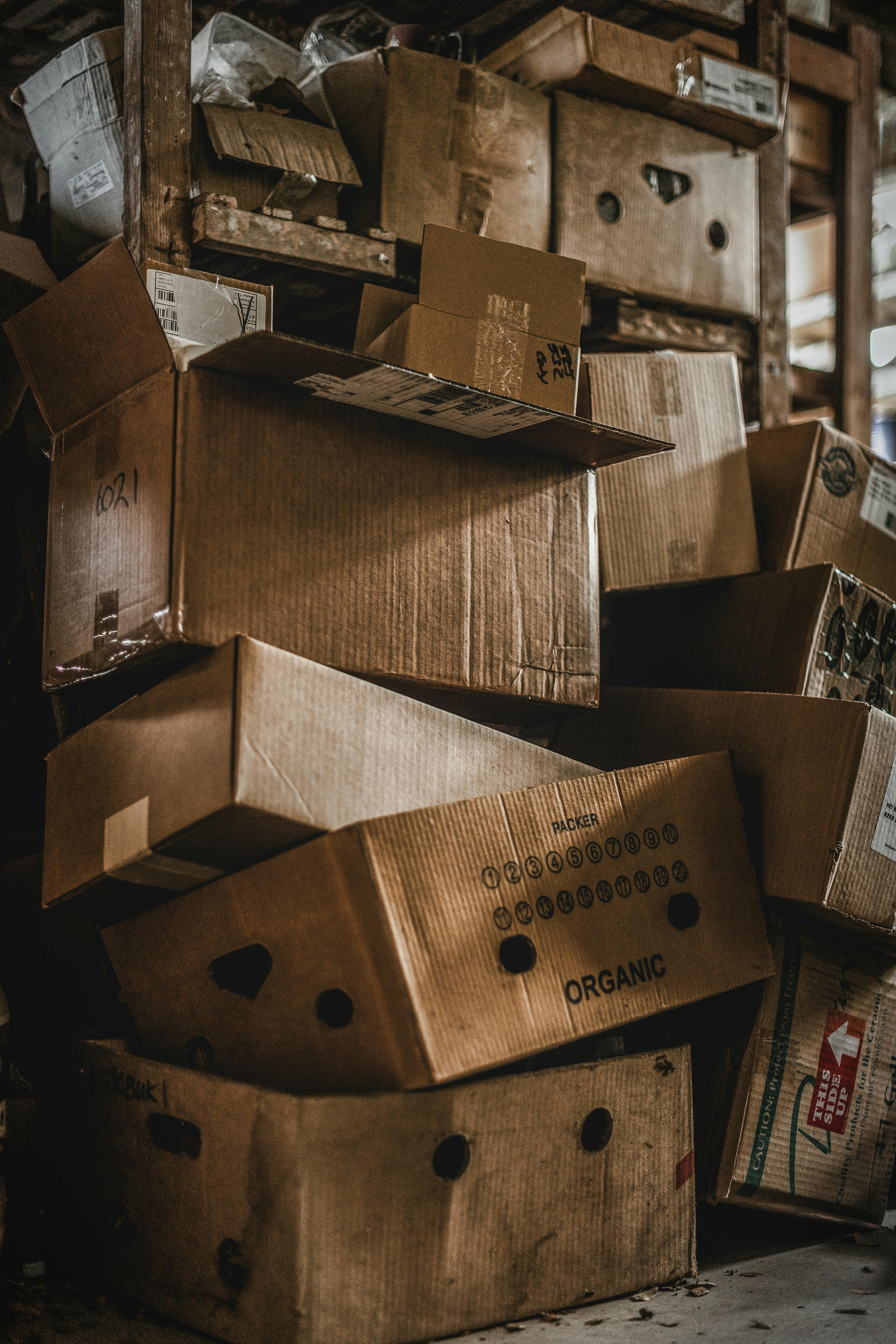 Almacén con cajas de embalaje apiladas para exportación