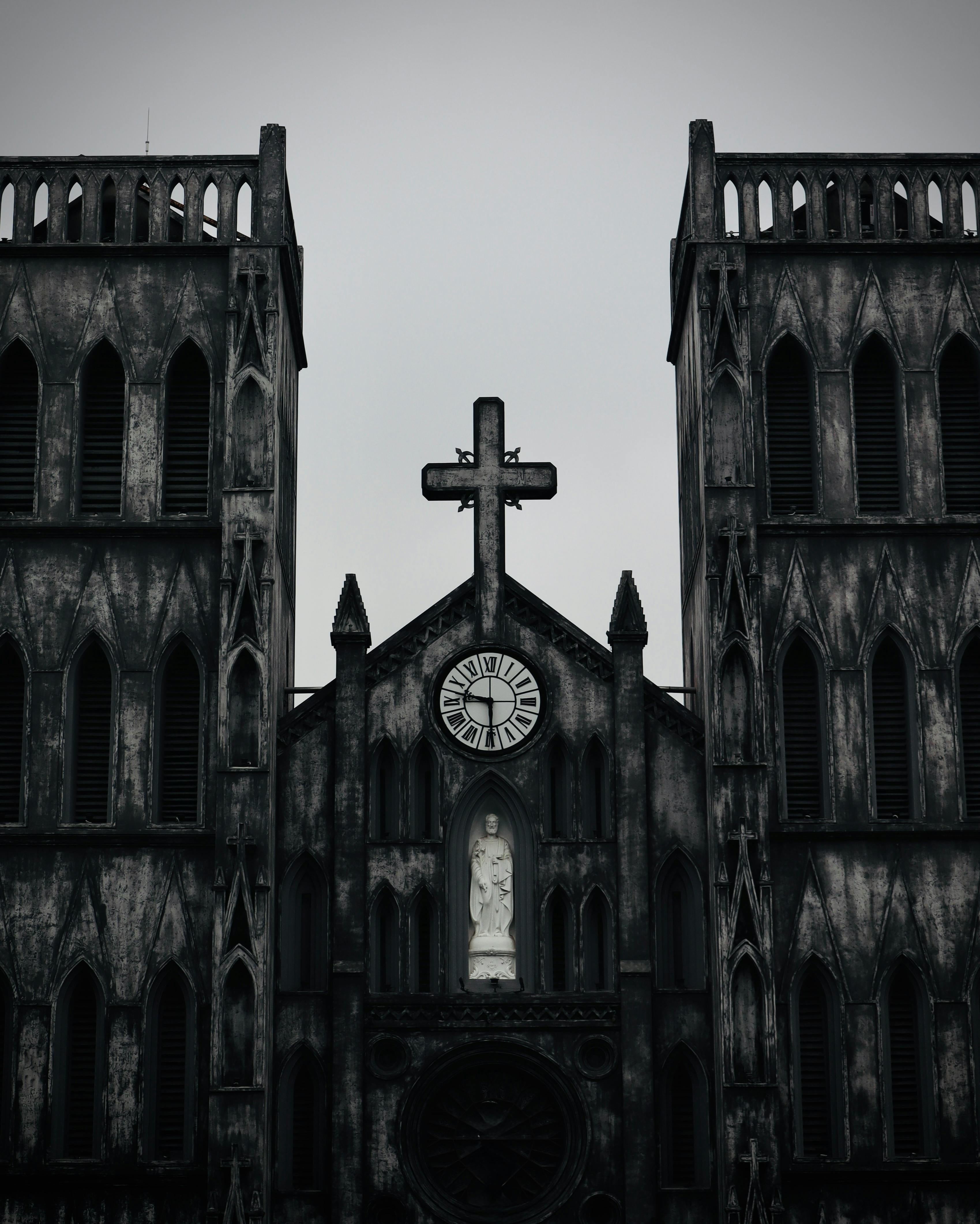 grátis Fachada gótica da Catedral de São José em Hanói, um ícone arquitetônico histórico. Foto profissional