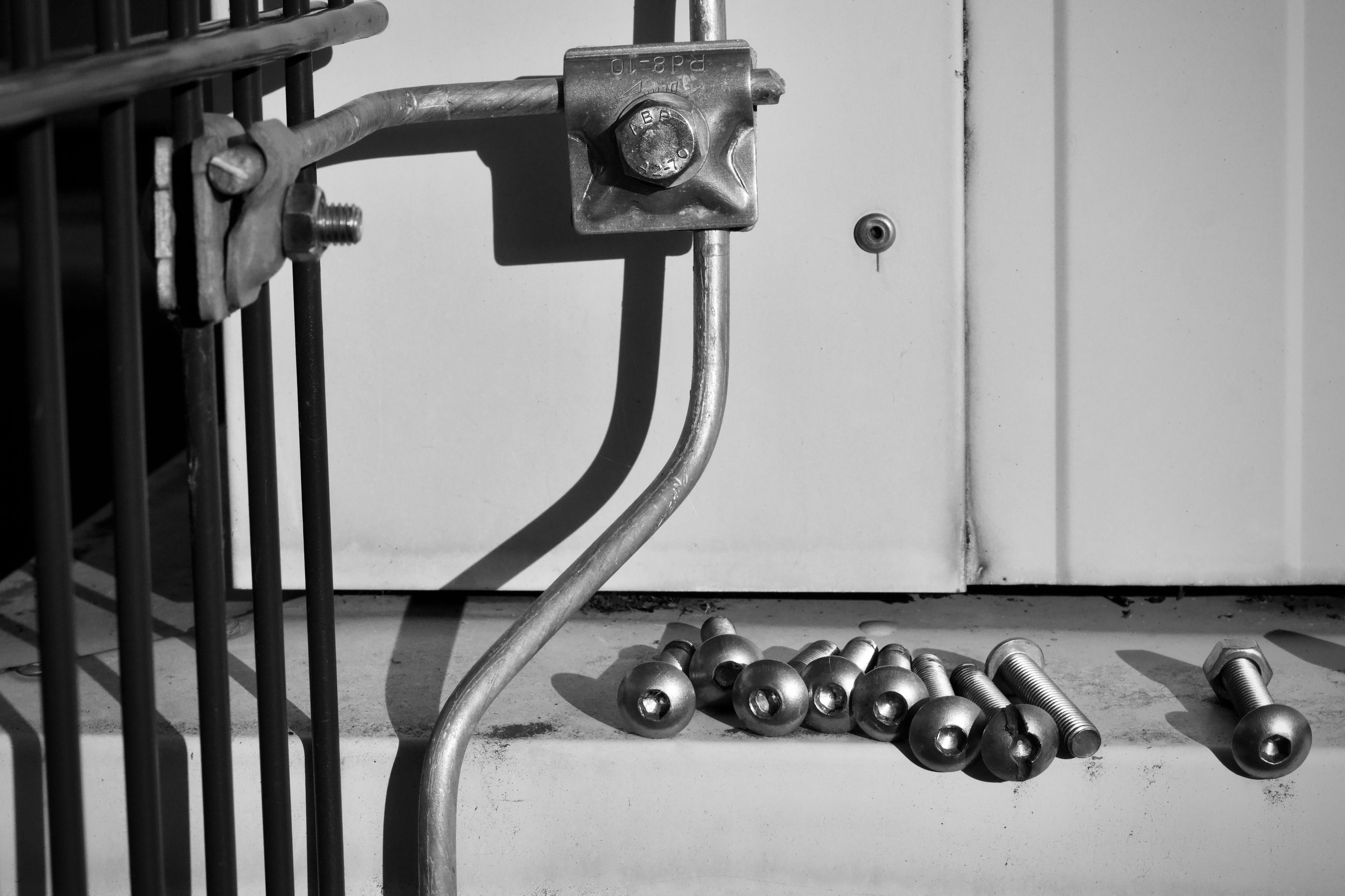 De franc Primer pla detallat de cargols i estructures metàl·liques en monocrom. Foto d'estoc