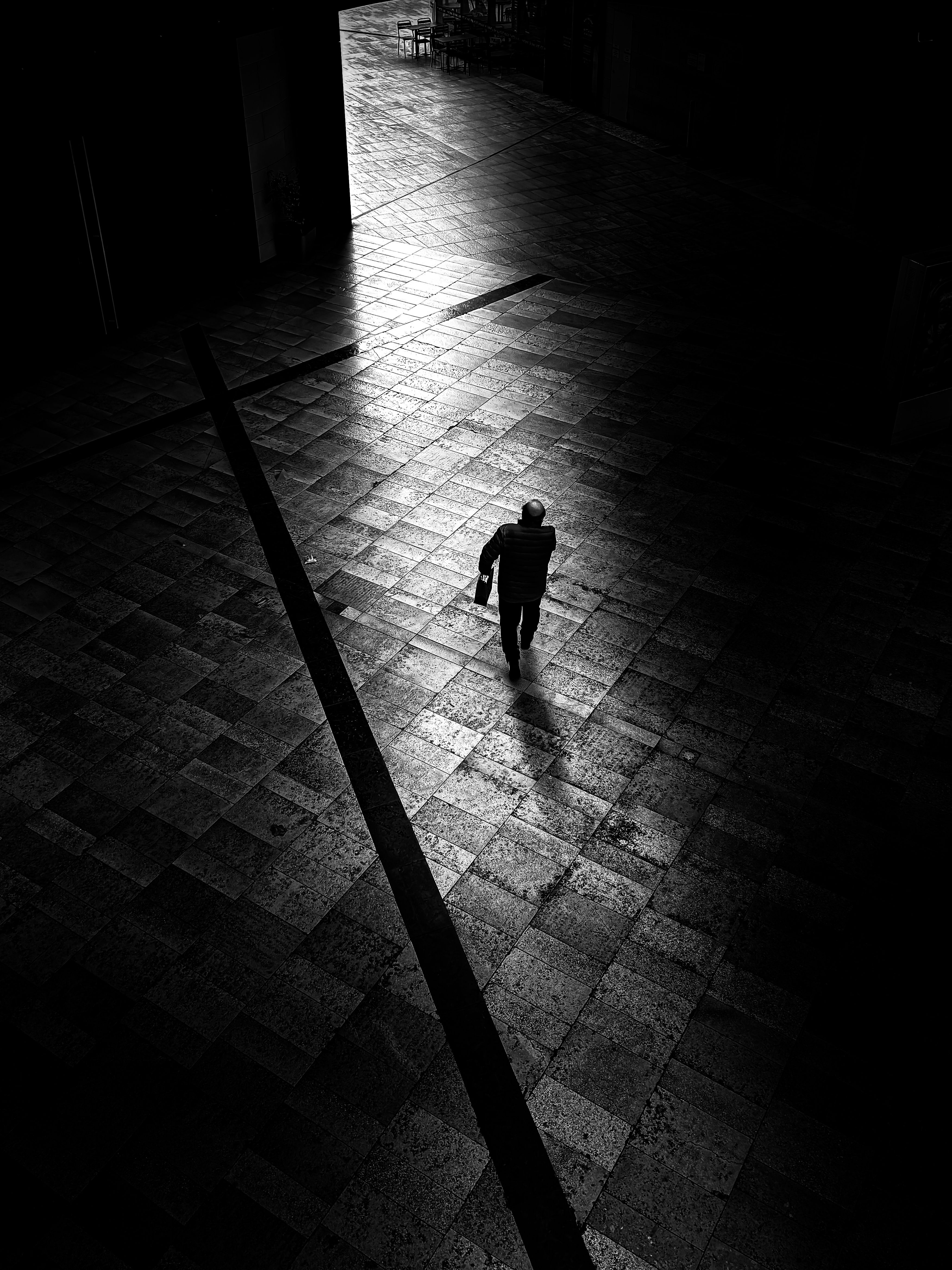 Figura Solitaria Caminando Bajo Una Dramática Luz En Blanco Y Negro ...