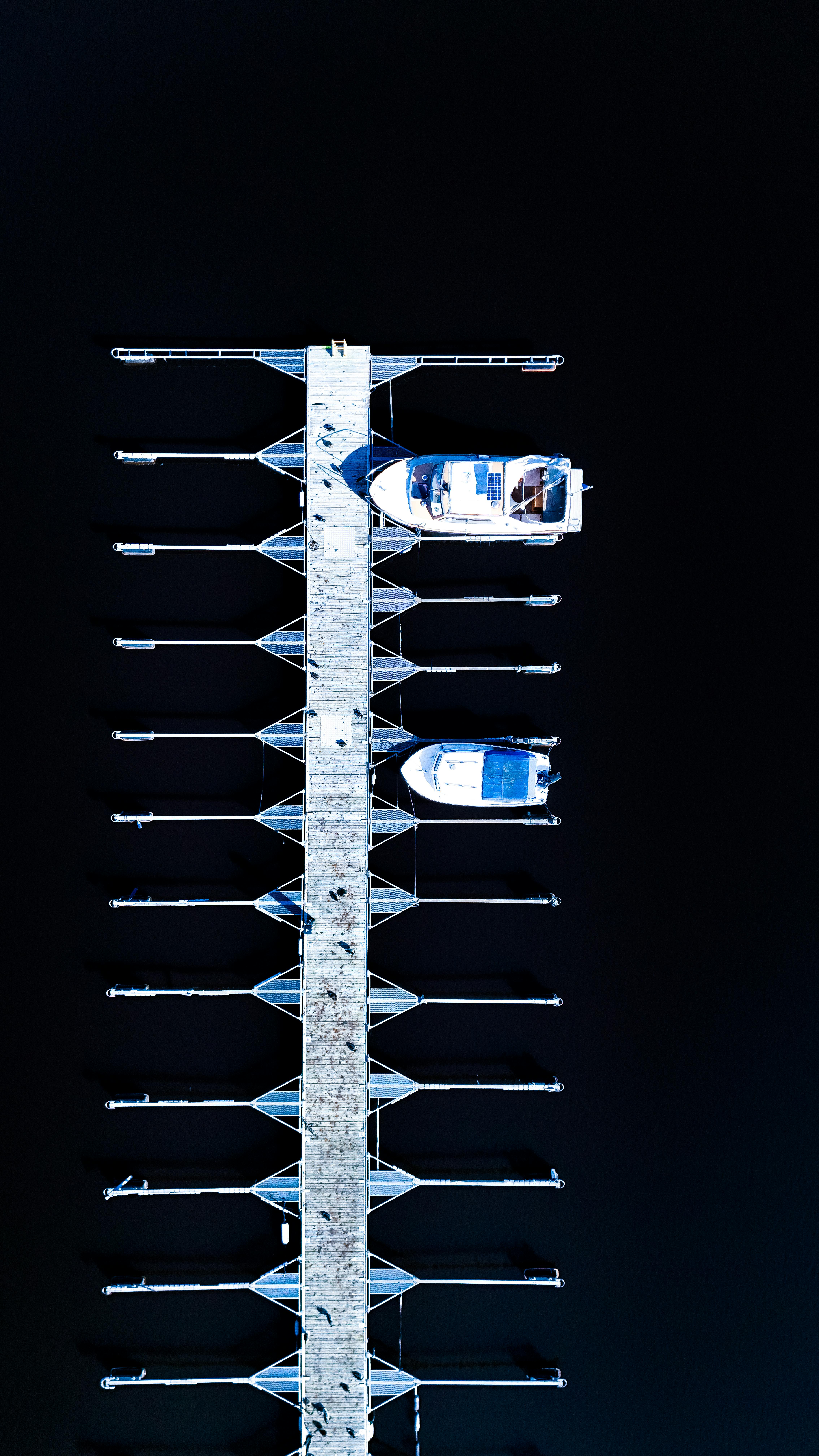 Gratis Vista dall'alto di un porto turistico a Jönköping, Svezia, con due barche ormeggiate a un molo solitario. Foto a disposizione