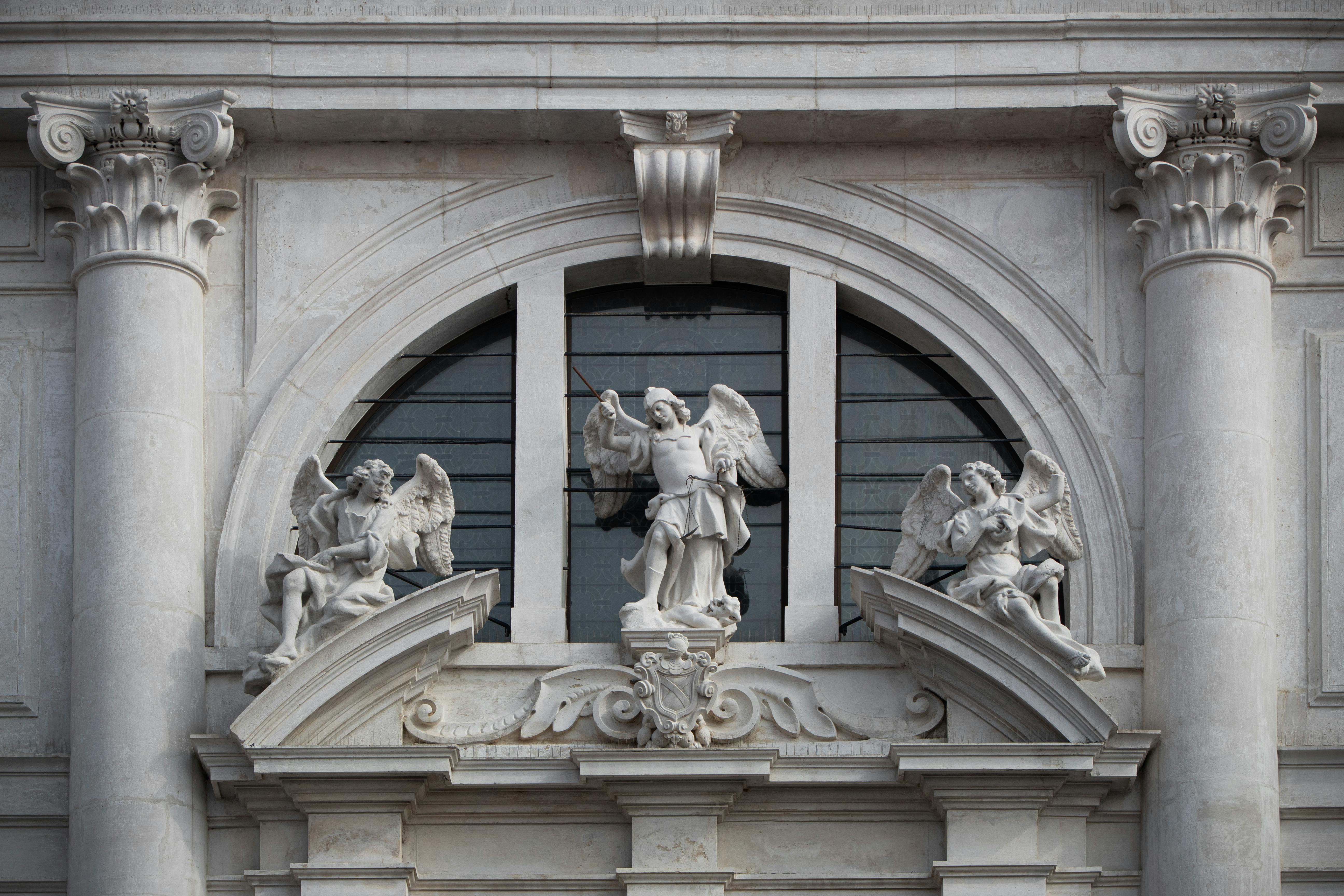 Kostnadsfria Närbild av ängelstatyer på en kyrkfasad i San Daniele del Friuli, Italien. Stock foto