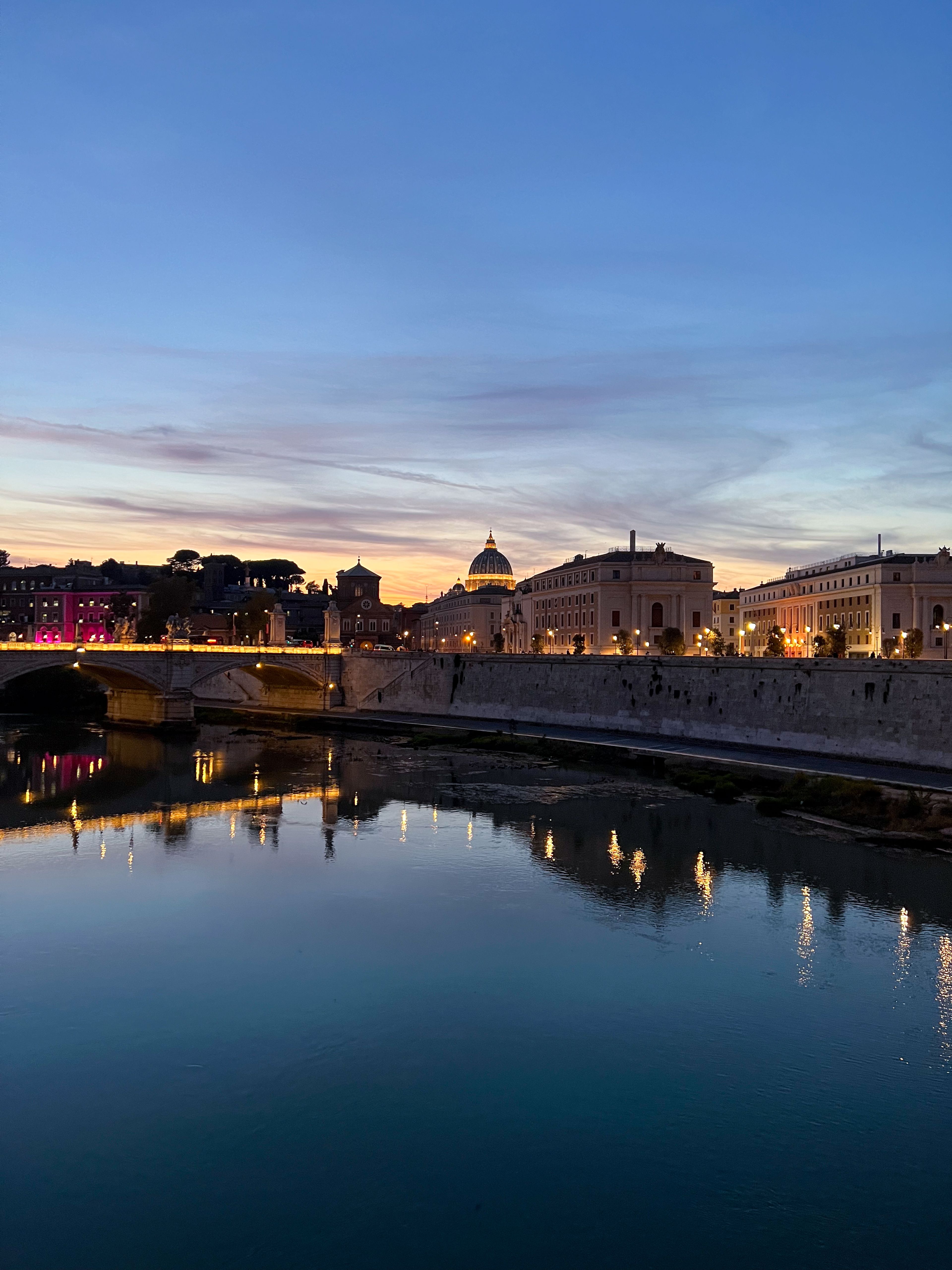 Veduta serale del Tevere e dei ponti di Roma