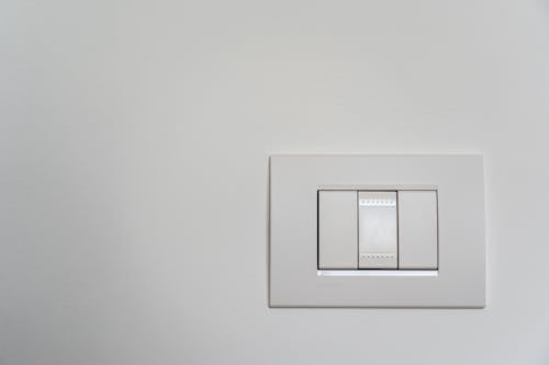白い塗られた壁の白いライトスイッチ