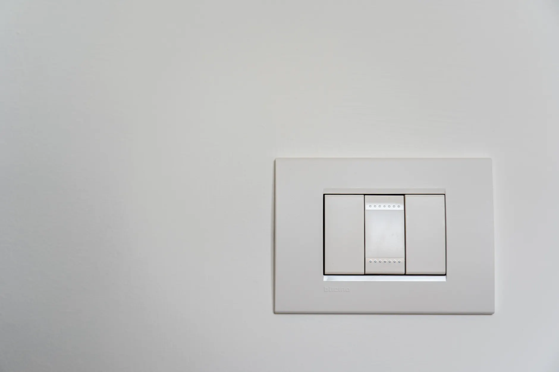Point de commande mural encastré dans une installation électrique moderne